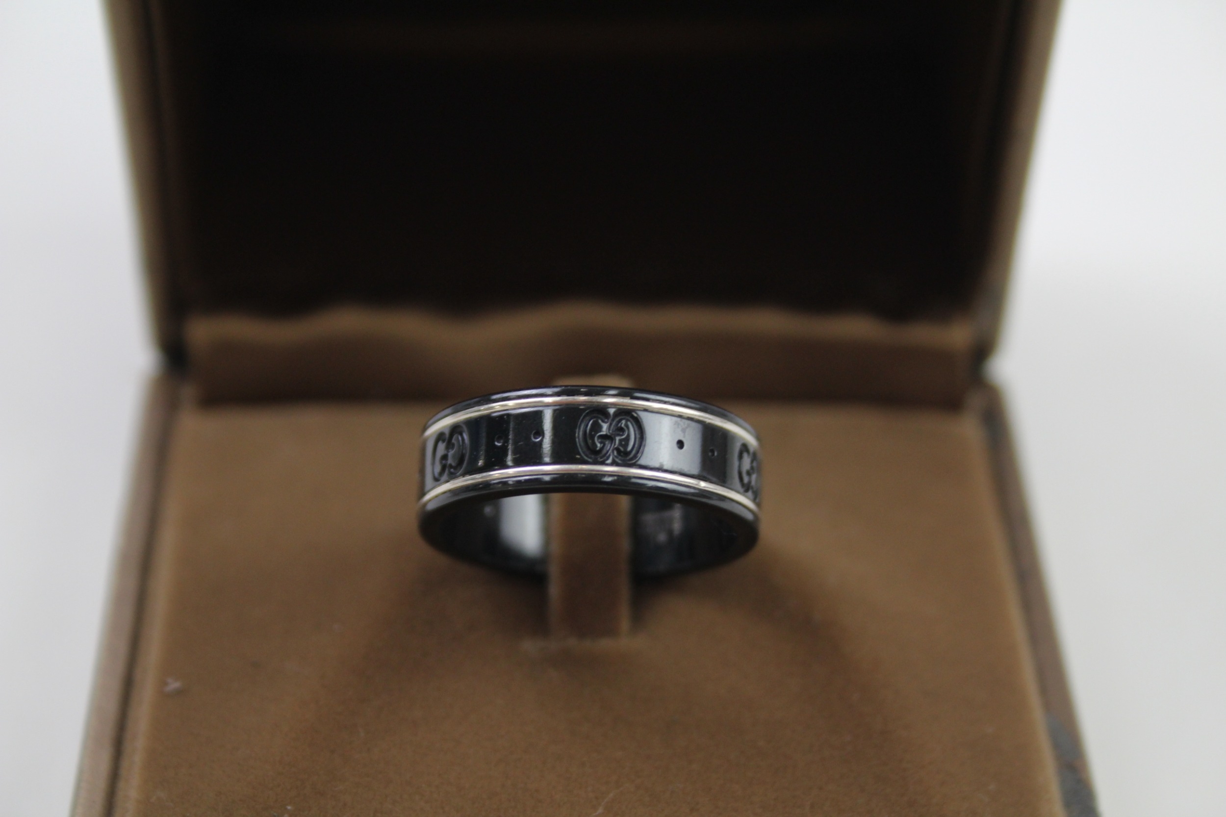 Black band ring by designer Gucci with box (3g) - Image 2 of 8