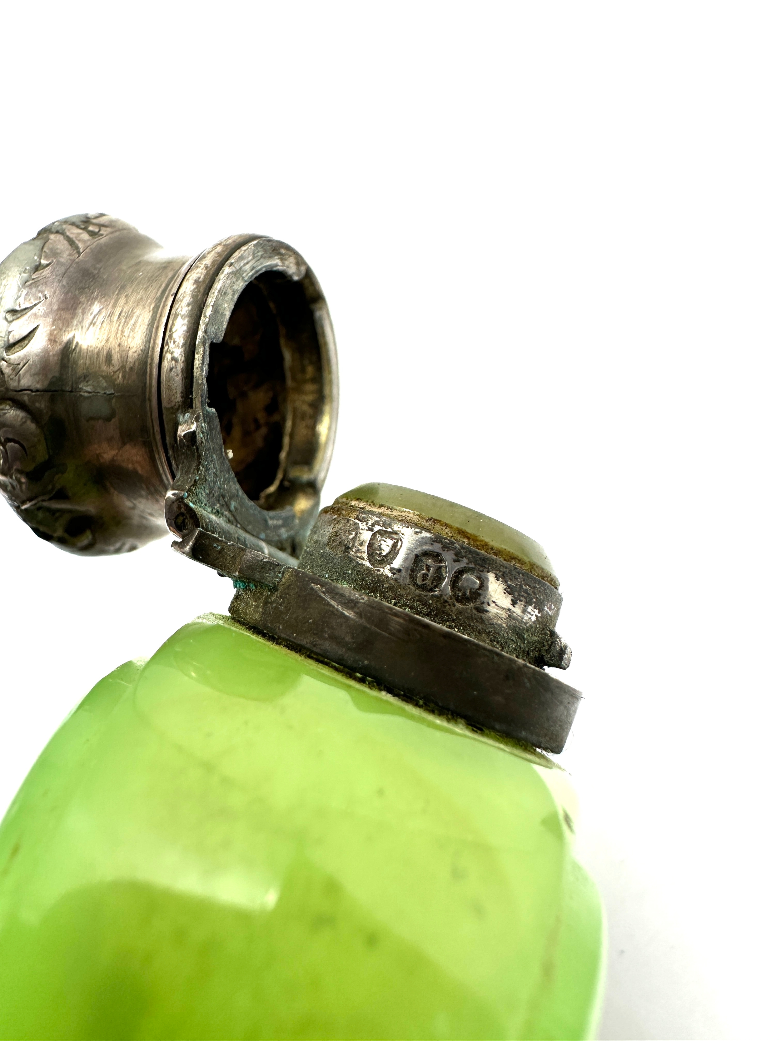 Victorian silver top green glass perfume bottle London silver hallmarks - Image 4 of 5