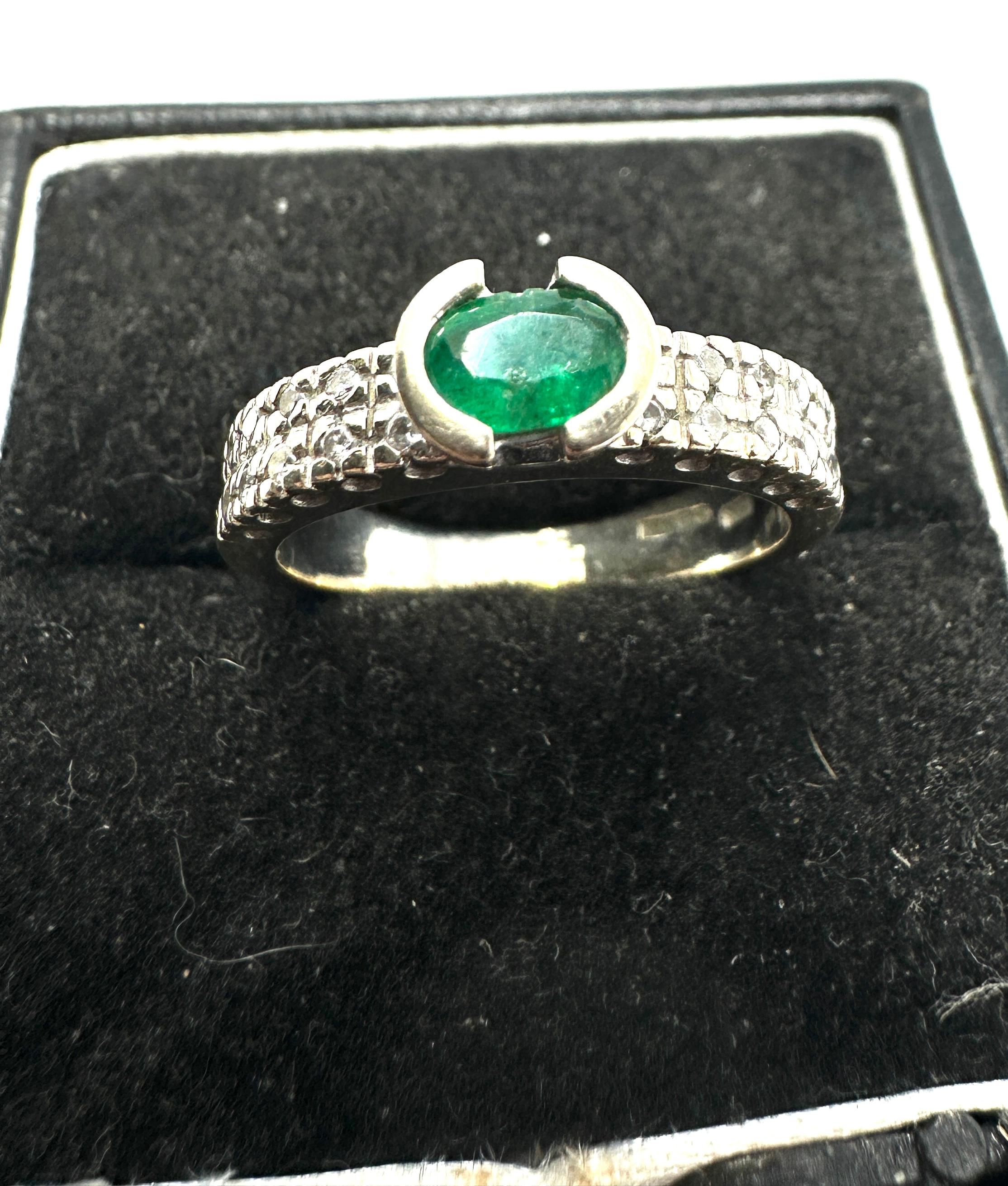 18ct white gold emerald & diamond ring weight 6g