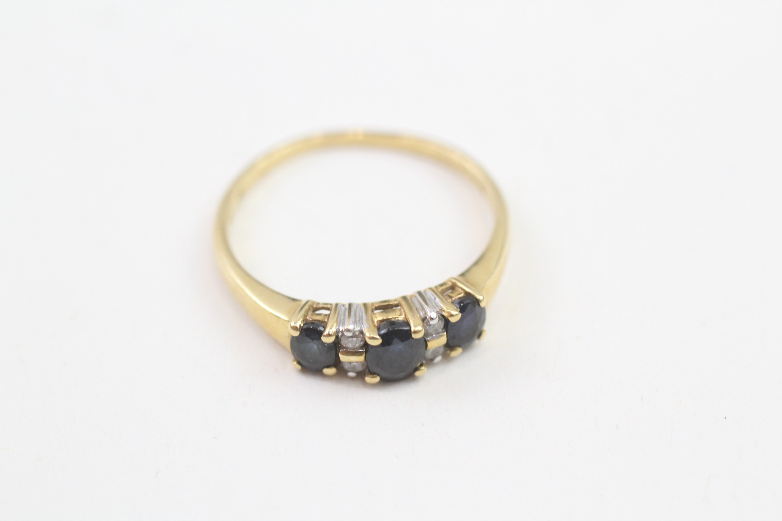 18ct gold oval cut sapphire & melee diamond ring (2.5g)
