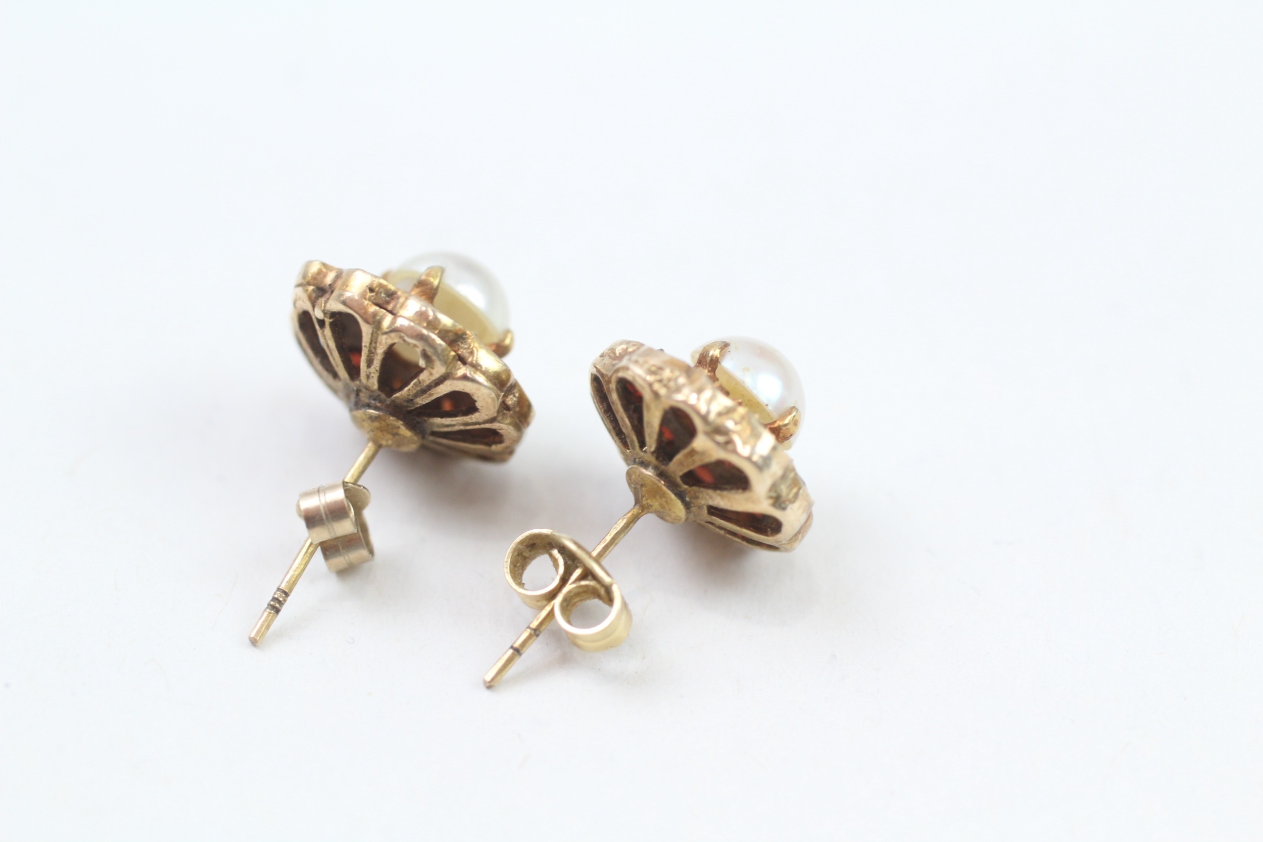 9ct gold vintage mabe pearl & garnet cluster stud earrings with scroll backs (3g) - Image 4 of 4