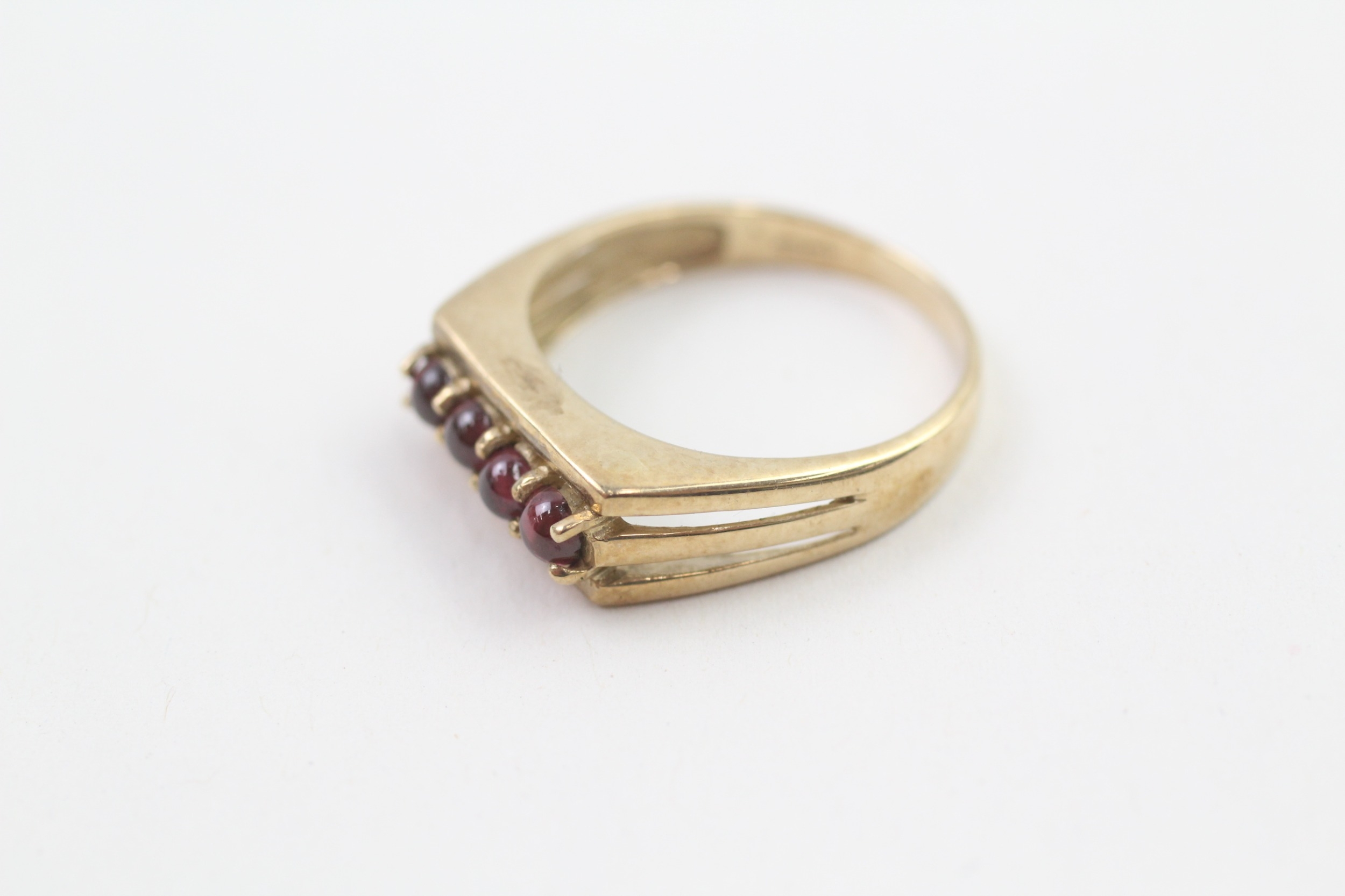 9ct gold cabochon cut garnet four stone ring (2.5g) - Image 2 of 4