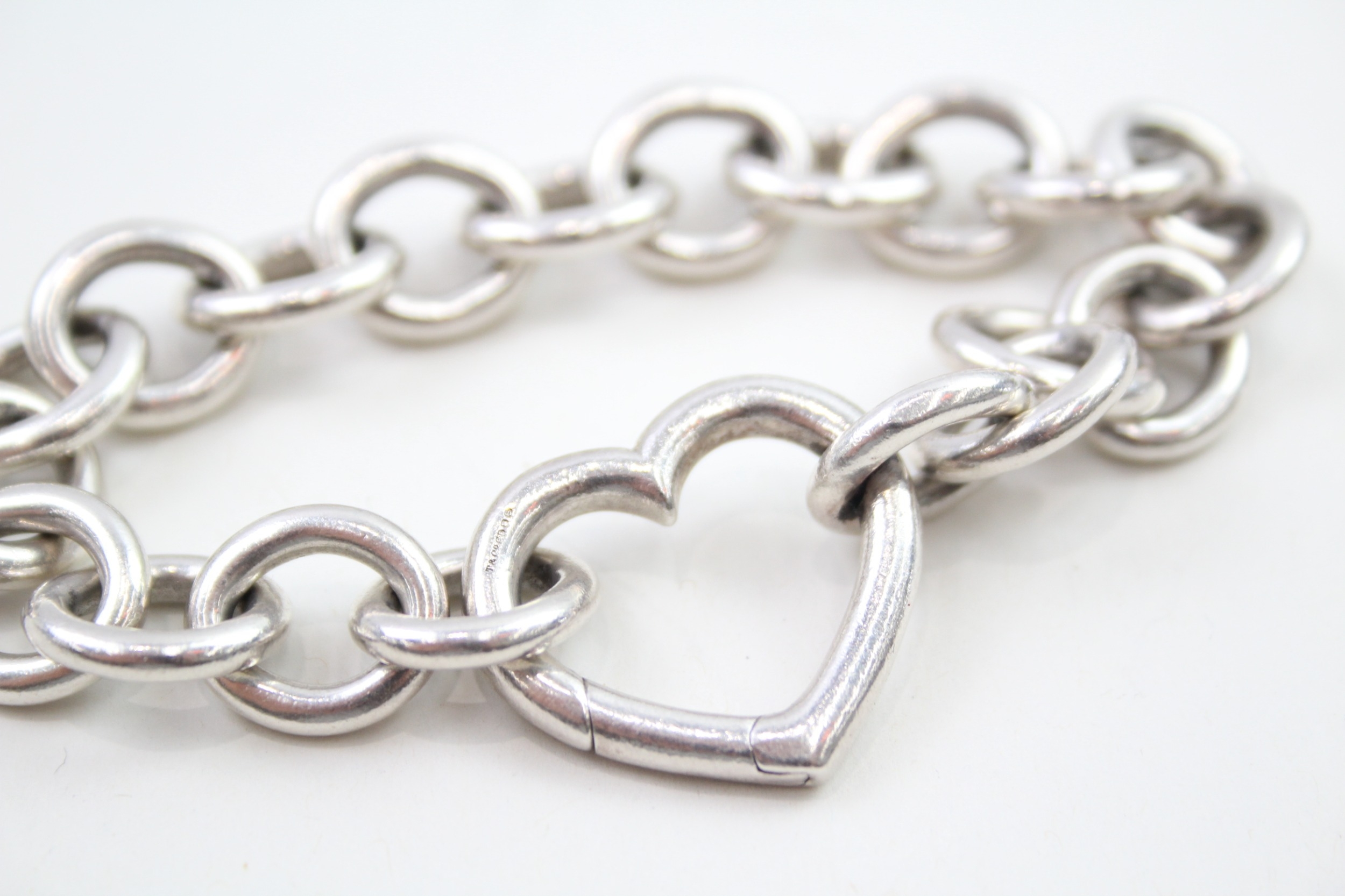 A silver bracelet by Tiffany and Co (46g) - Image 2 of 5