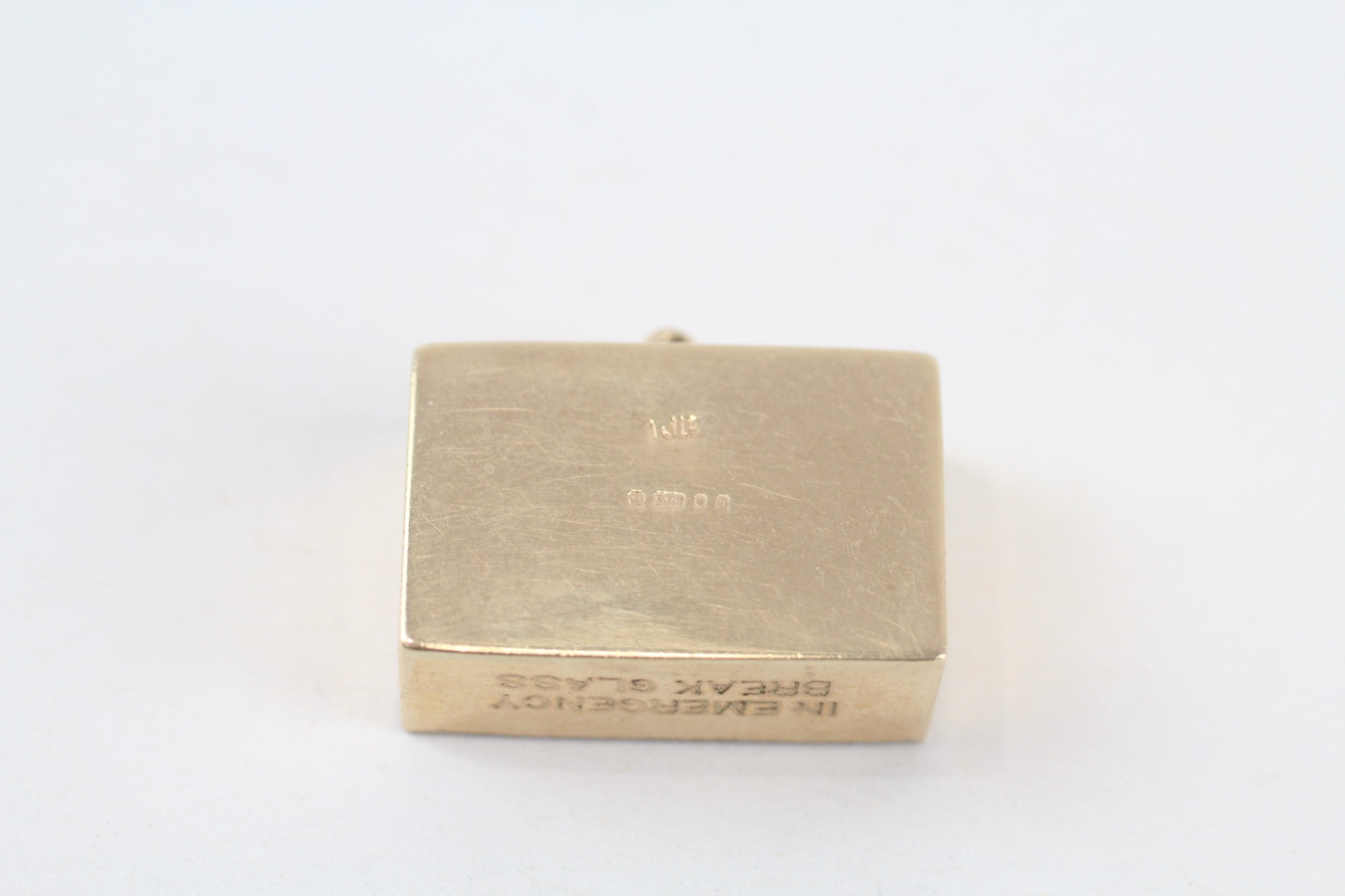 9ct gold vintage folded one pound note charm, in case of emergency break glass (3.3g) - Image 4 of 4