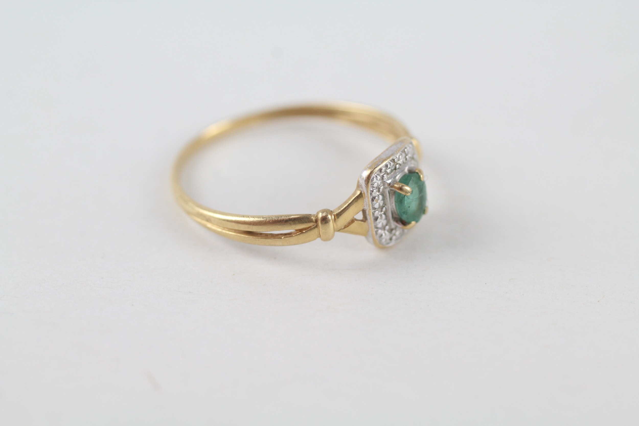 18ct gold emerald ring (1.2g) - Image 2 of 4