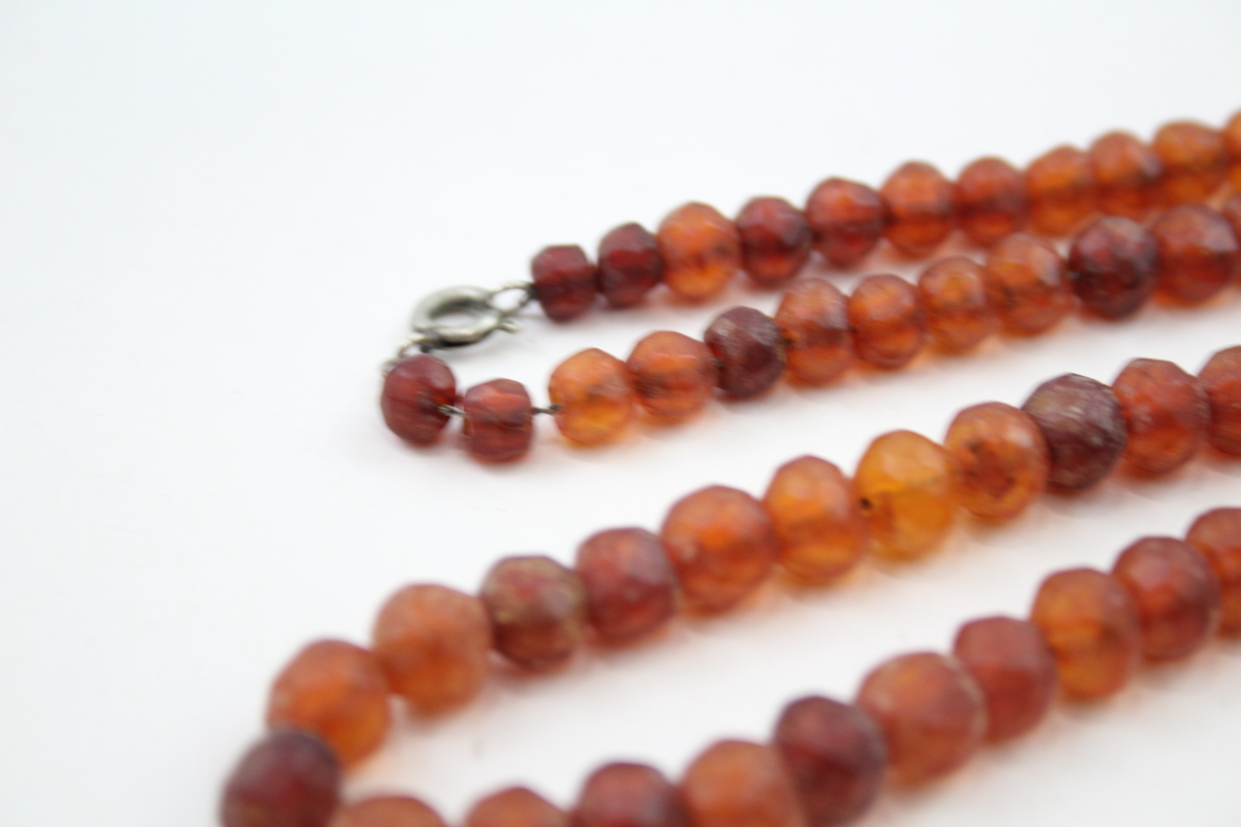 An antique faceted amber bead necklace (16g) - Image 3 of 5