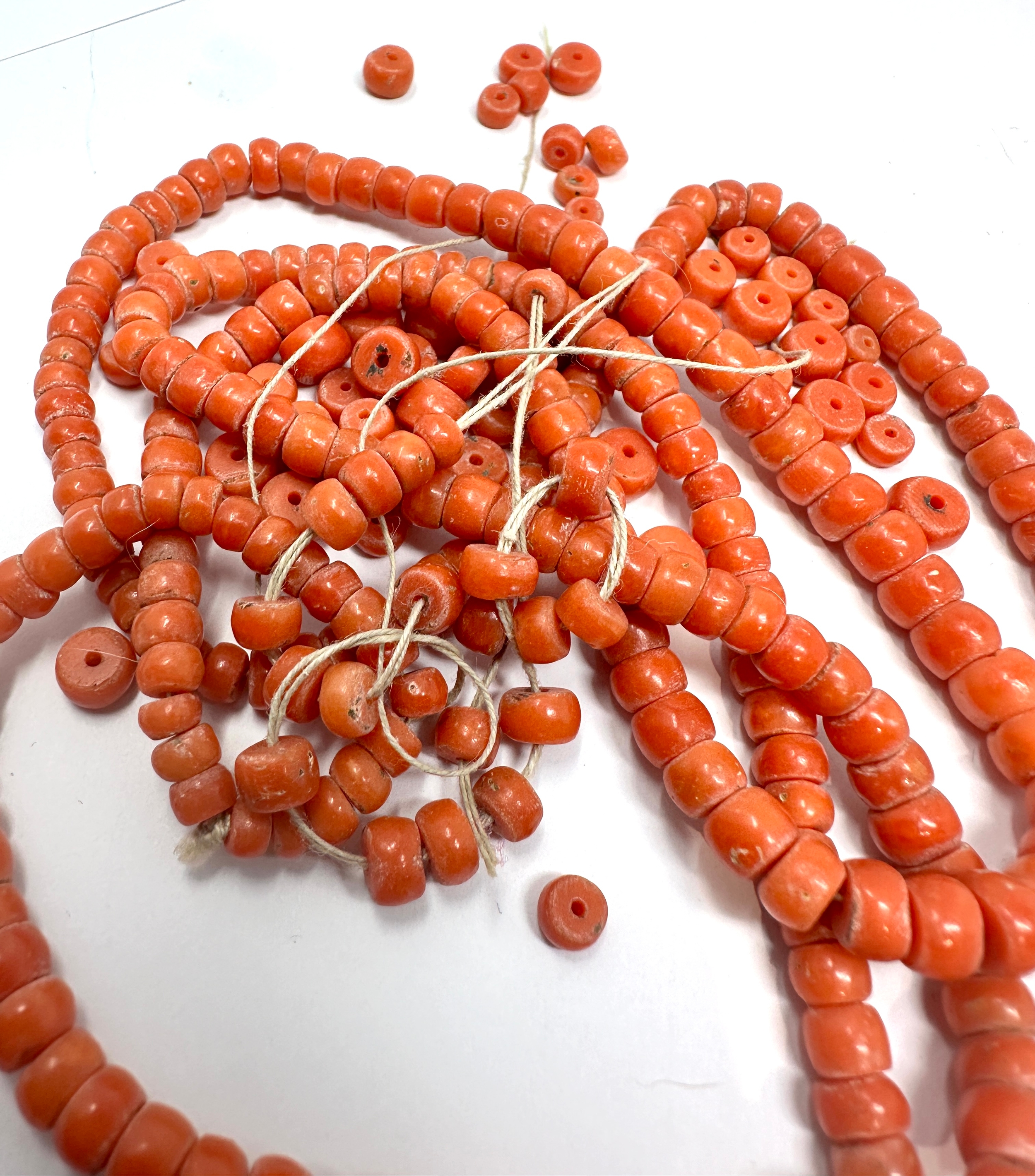 Antique long coral bead necklace for restringing weight 56g - Image 4 of 4