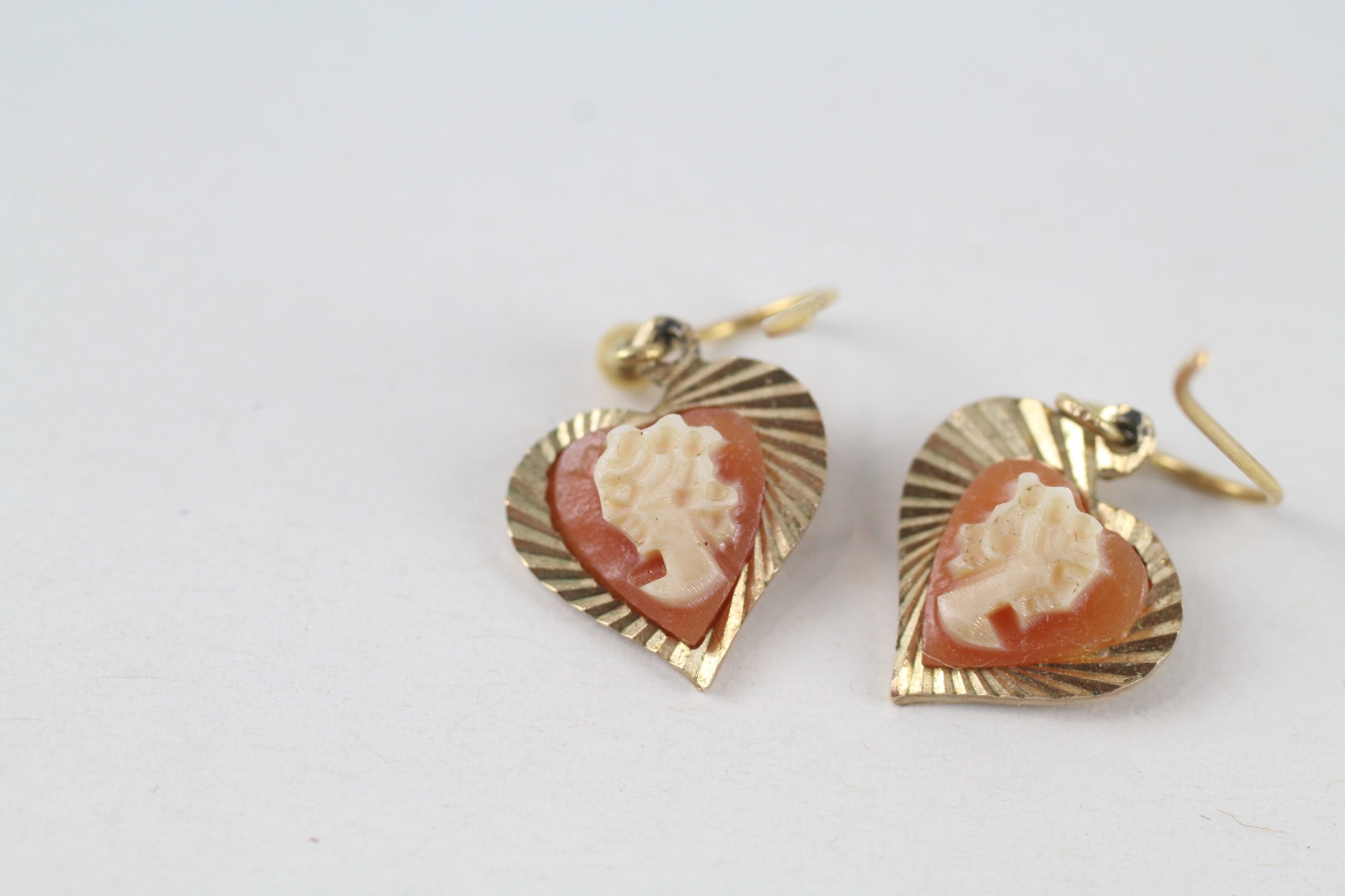 9ct gold female portrait shell cameo heart shaped drop earrings (1.5g) - Image 2 of 4