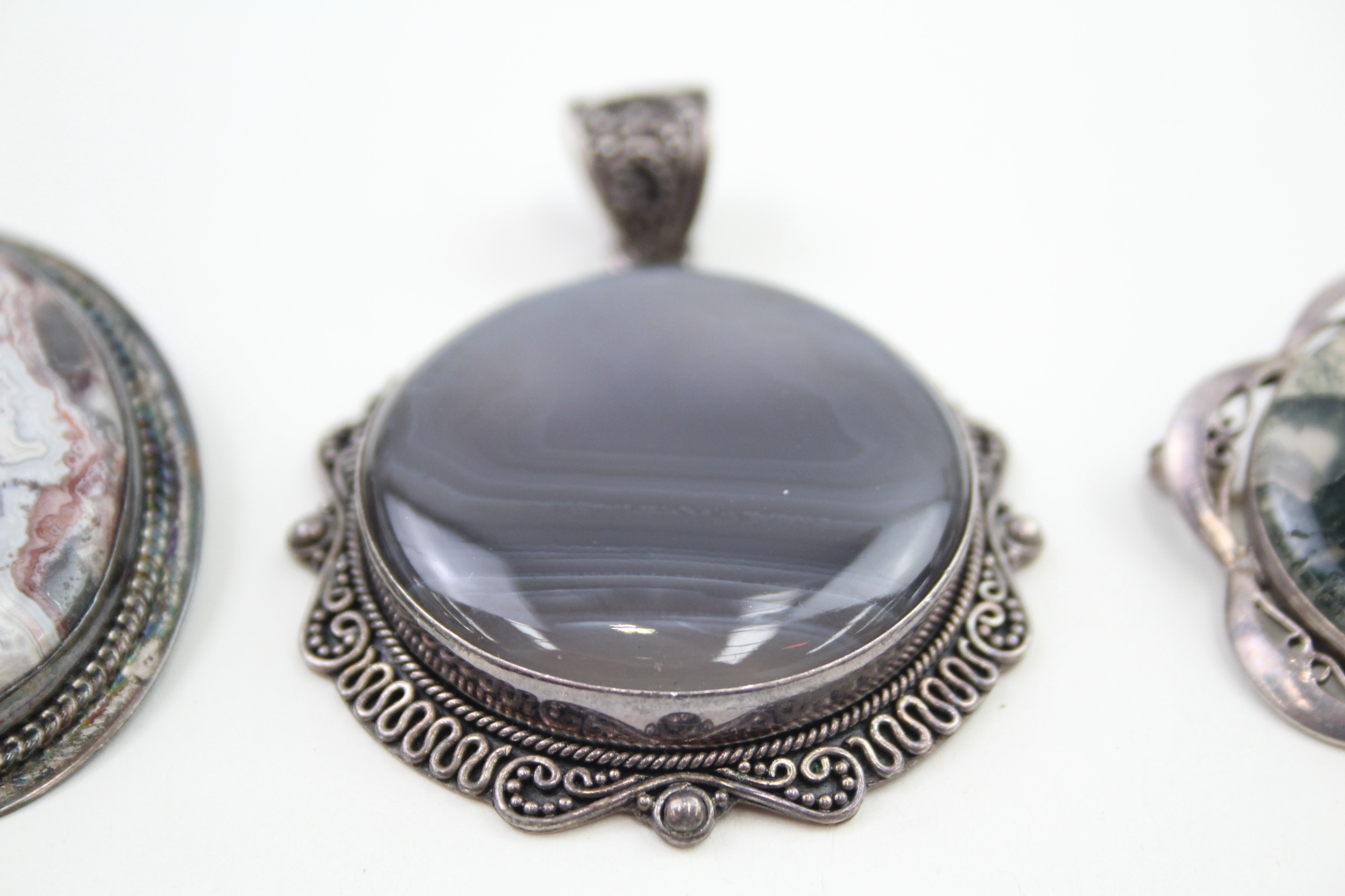 Three silver mounted agate jewellery pieces (68g) - Image 2 of 5