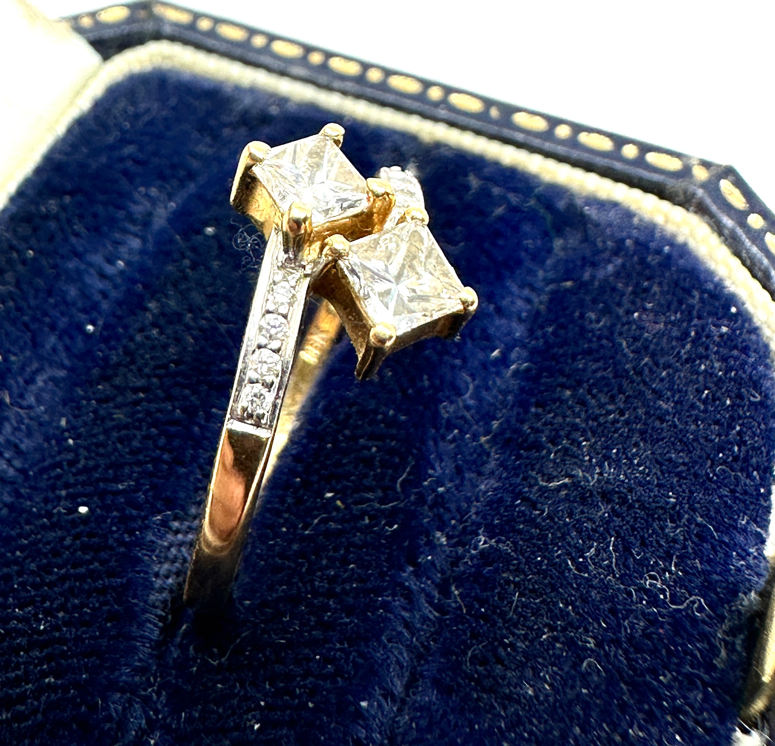 18ct gold 2 square cut diamond with diamond shoulders est 0.60 pt diamonds weight of ring 2.1g - Image 2 of 4