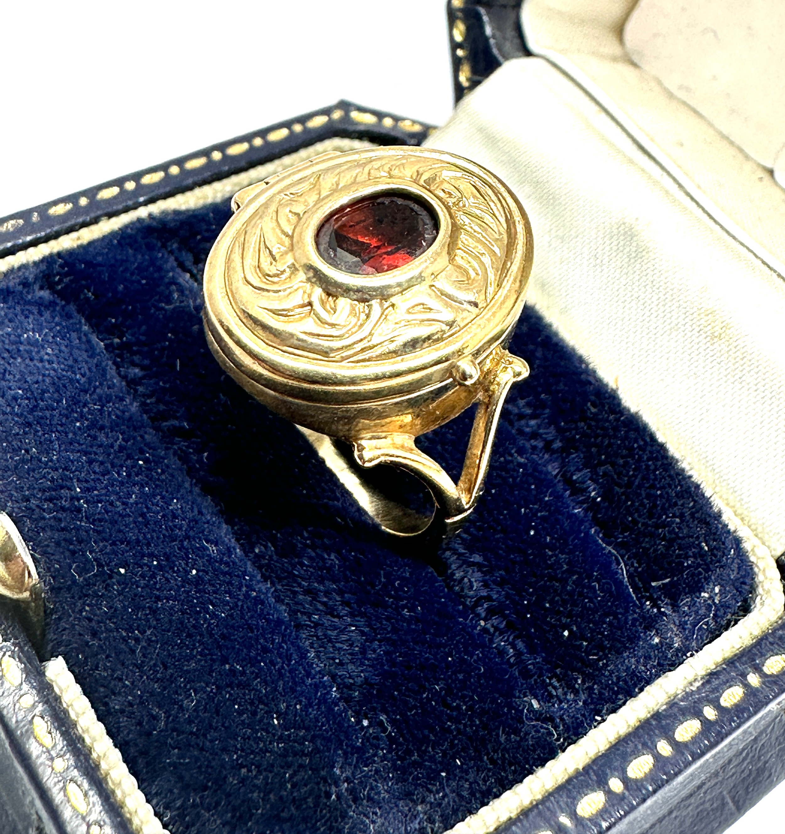 9ct gold garnet locket ring weight 7.5g - Image 2 of 5