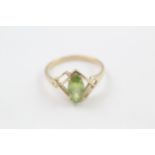 9ct gold marquise cut peridot dress ring with pierced abstract shoulders (1.8g)