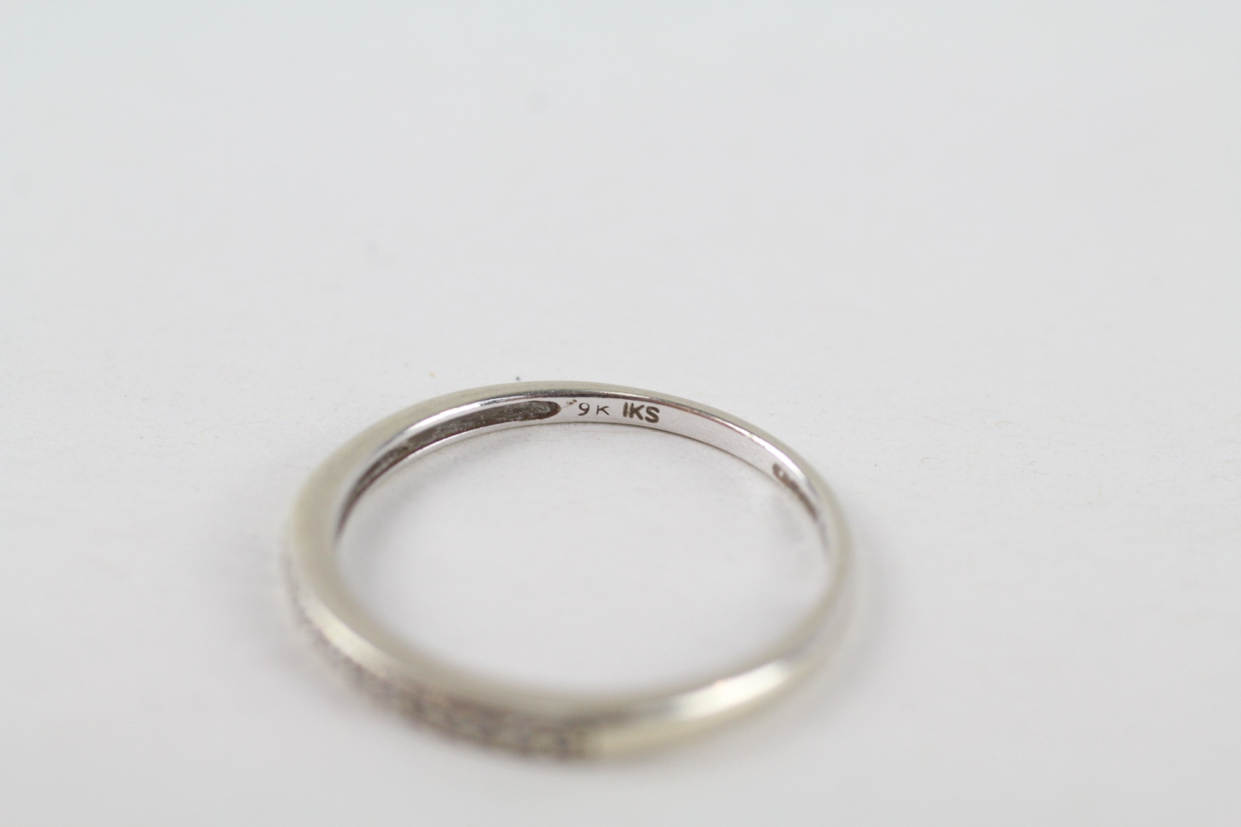 9ct gold diamond half eternity ring (1.3g) - Image 4 of 4