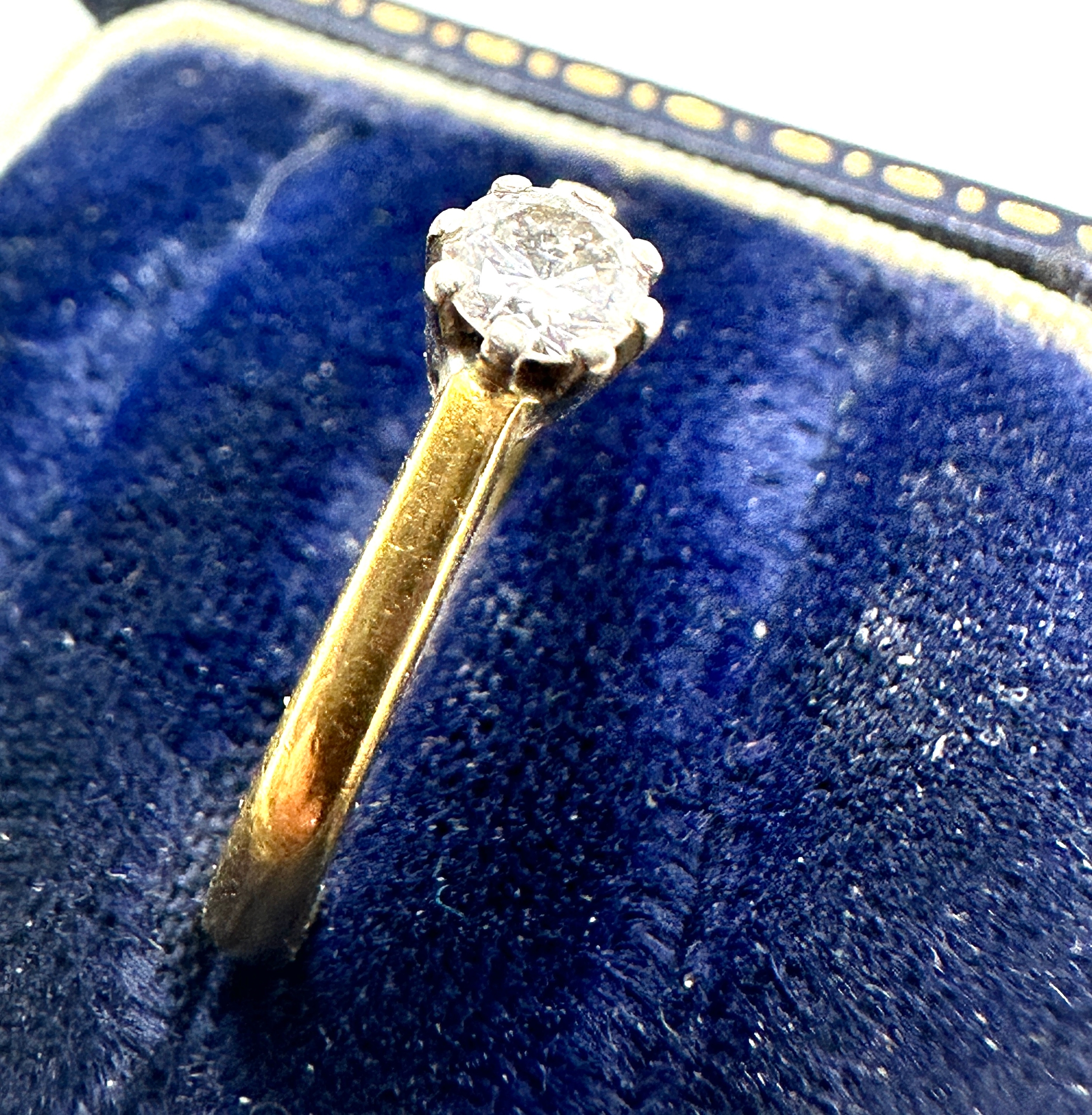 18ct gold solitaire diamond ring diamond measures approx 4mm weight 2.8g - Image 2 of 4