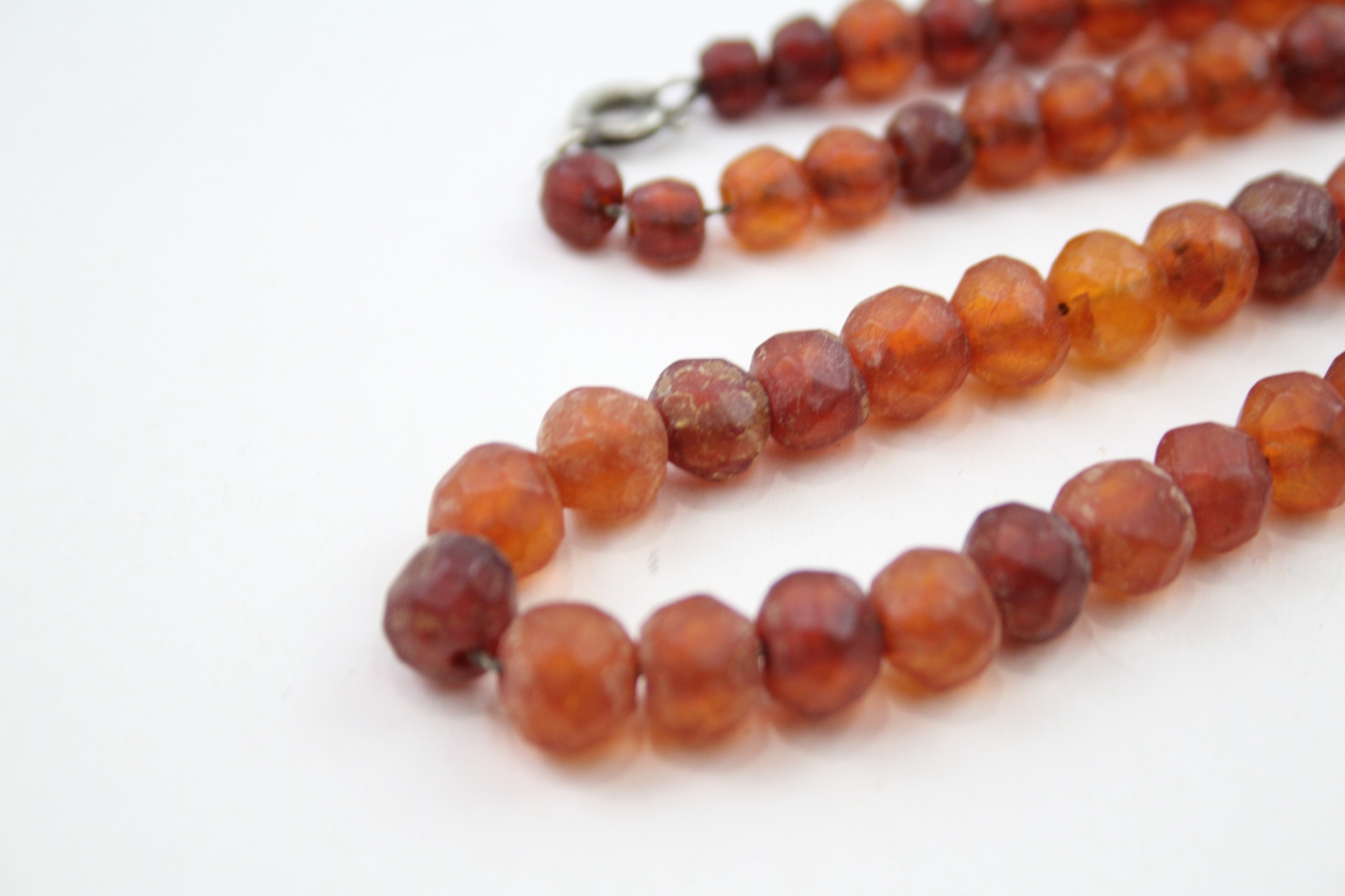 An antique faceted amber bead necklace (16g) - Image 2 of 5