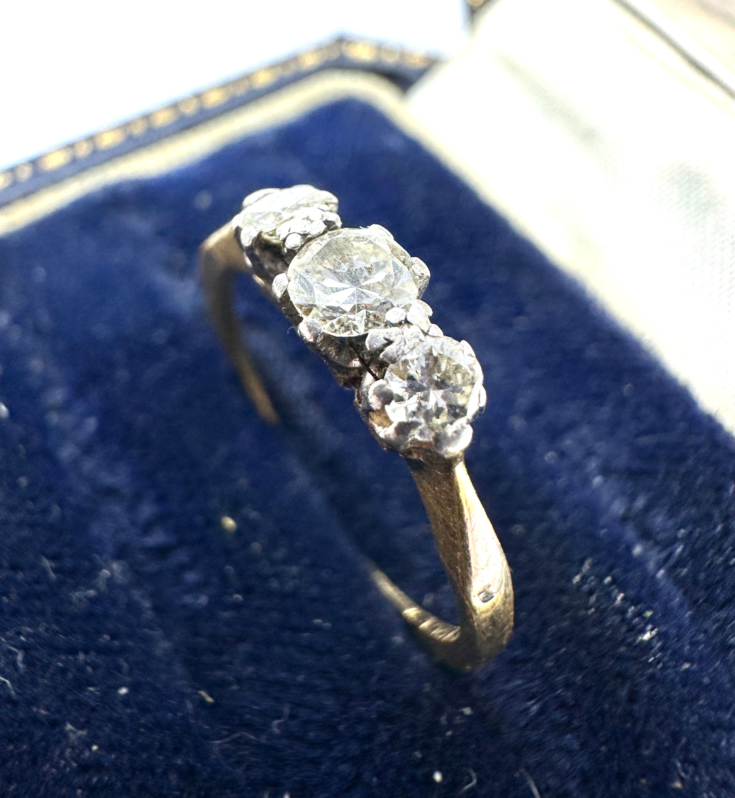 Antique 18ct gold 3 stone diamond ring weight 1.4g - Image 3 of 4