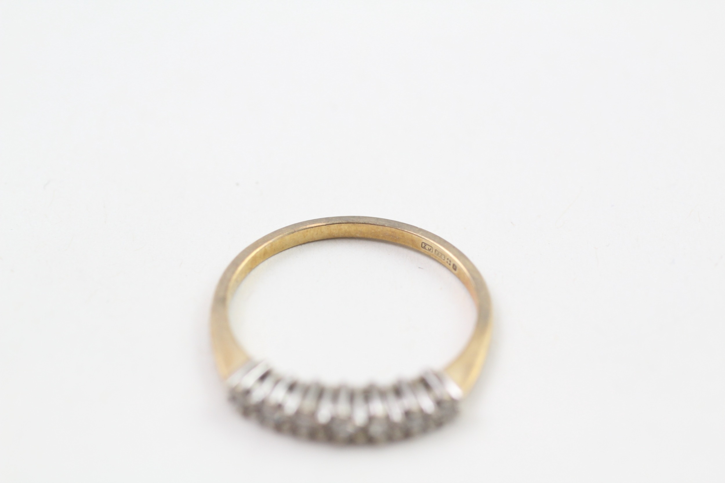 9ct gold vintage diamond half eternity ring, claw set (1.3g) - Image 2 of 4