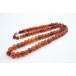 An antique faceted amber bead necklace (16g)