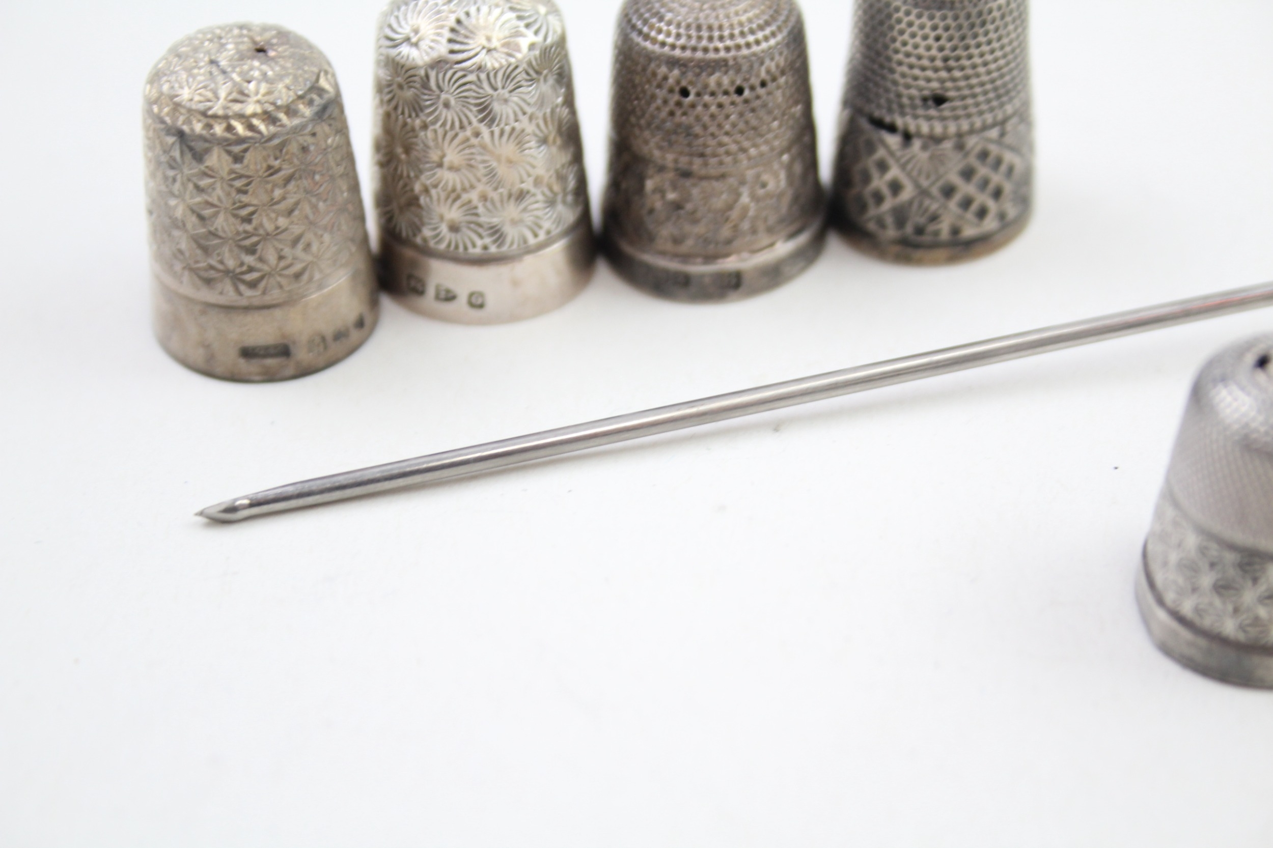 8 x .925 sterling thimbles & handled crochet hook - Image 4 of 6