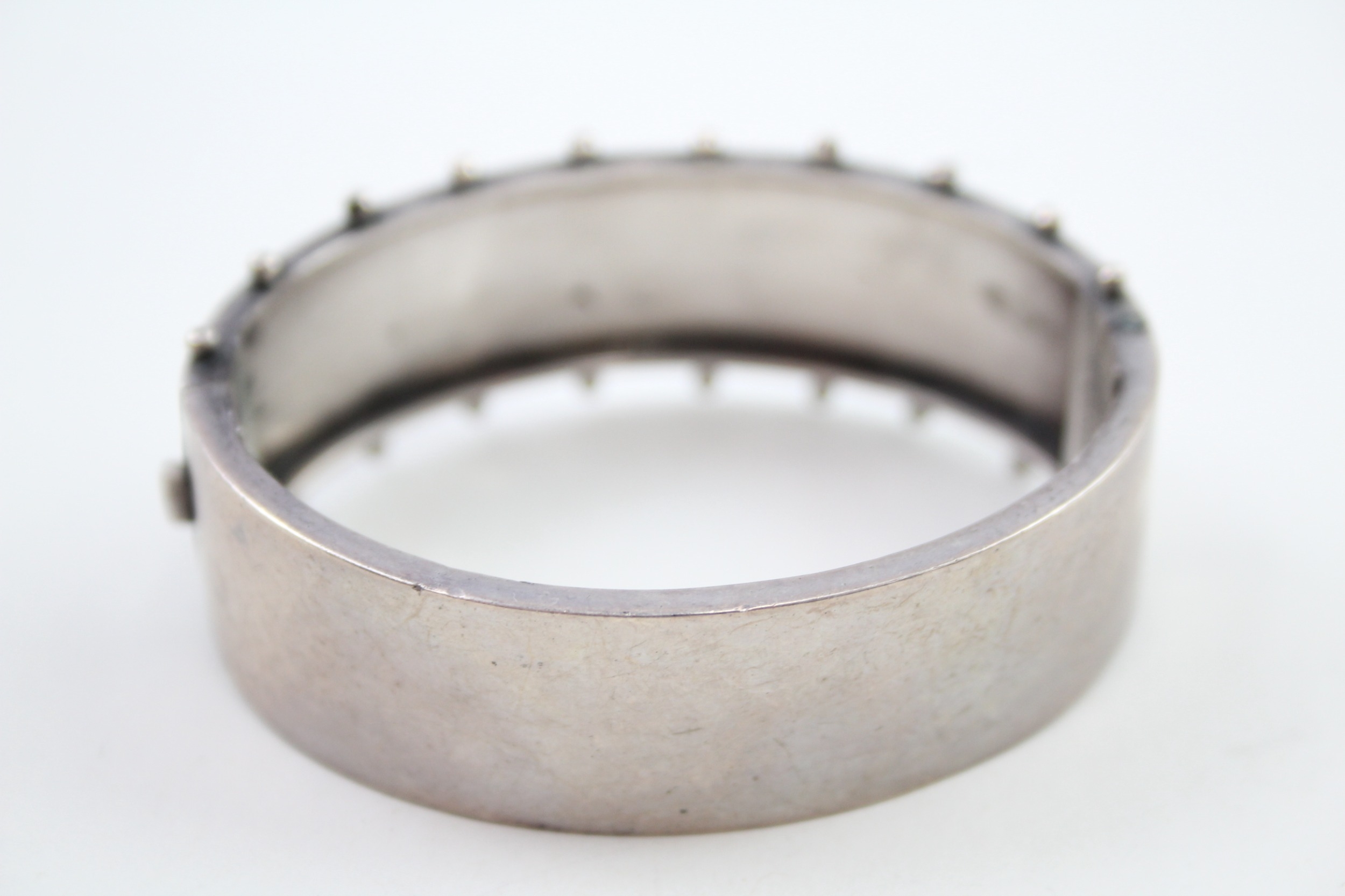 A decorative Victorian silver bangle (26g) - Image 5 of 5