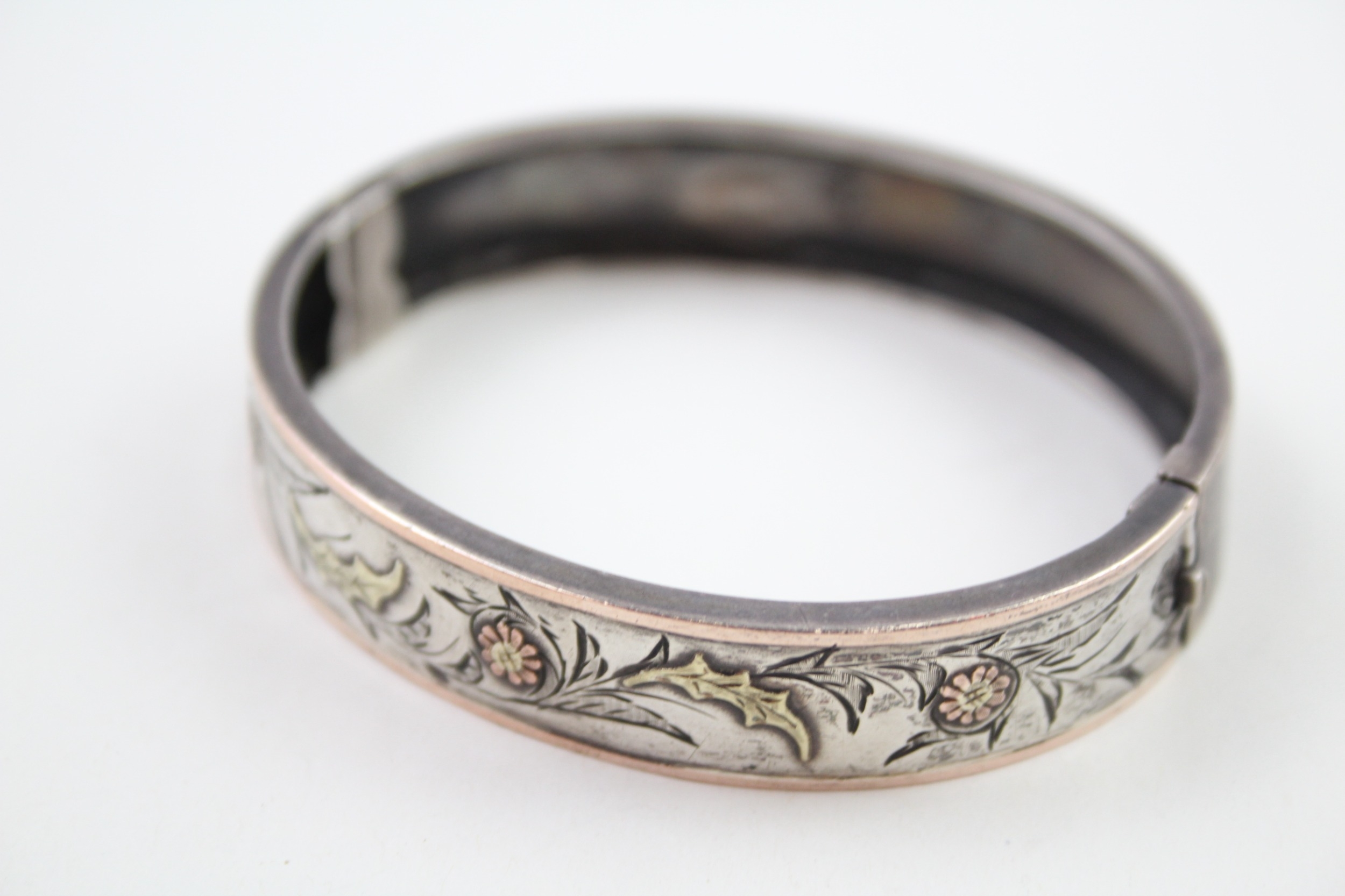 A decorative Victorian silver bangle with gold floral detailing (16g) - Image 3 of 6