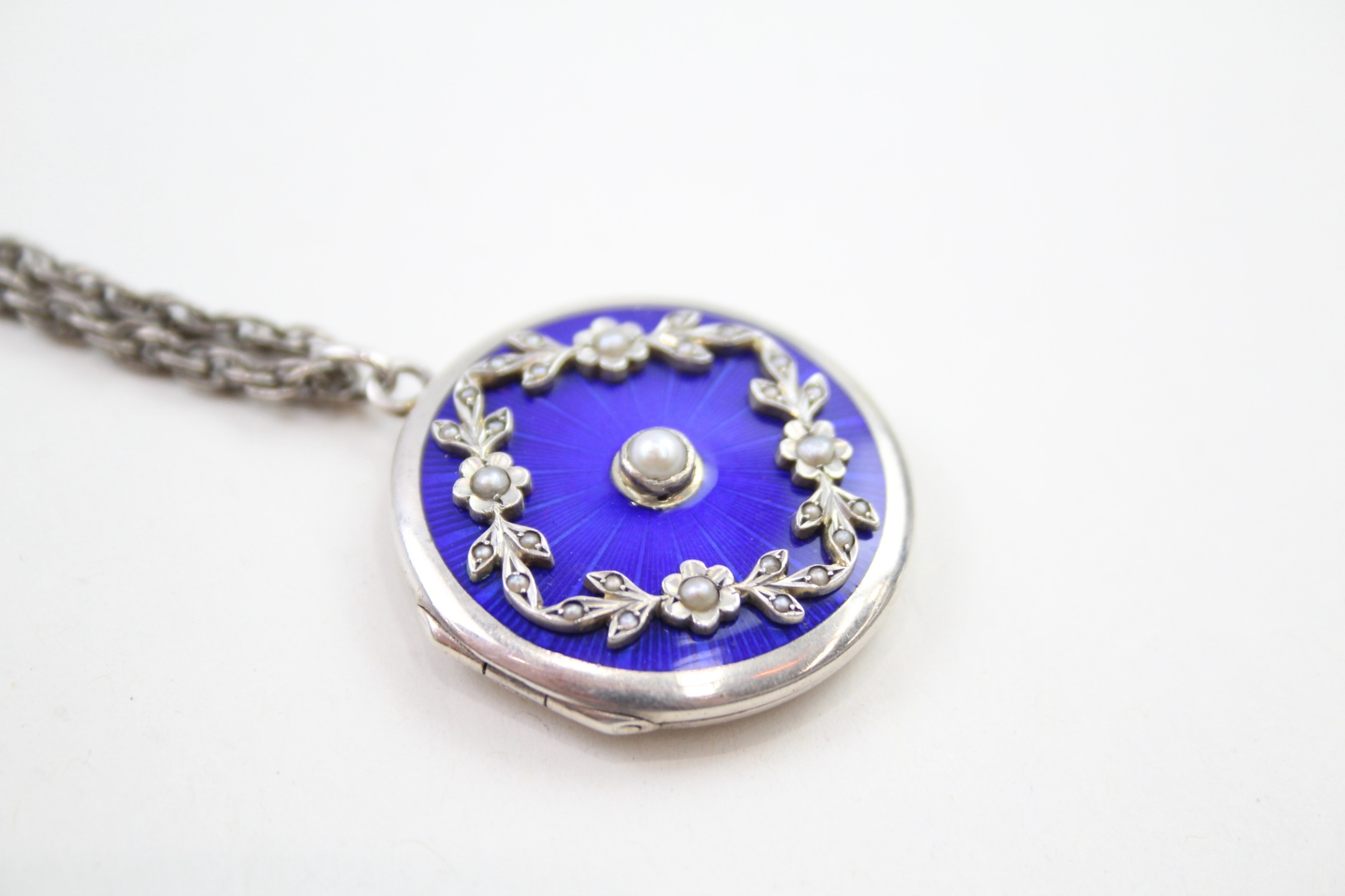 An edwardian silver enamel and seed pearl locket (19g) - Image 2 of 5