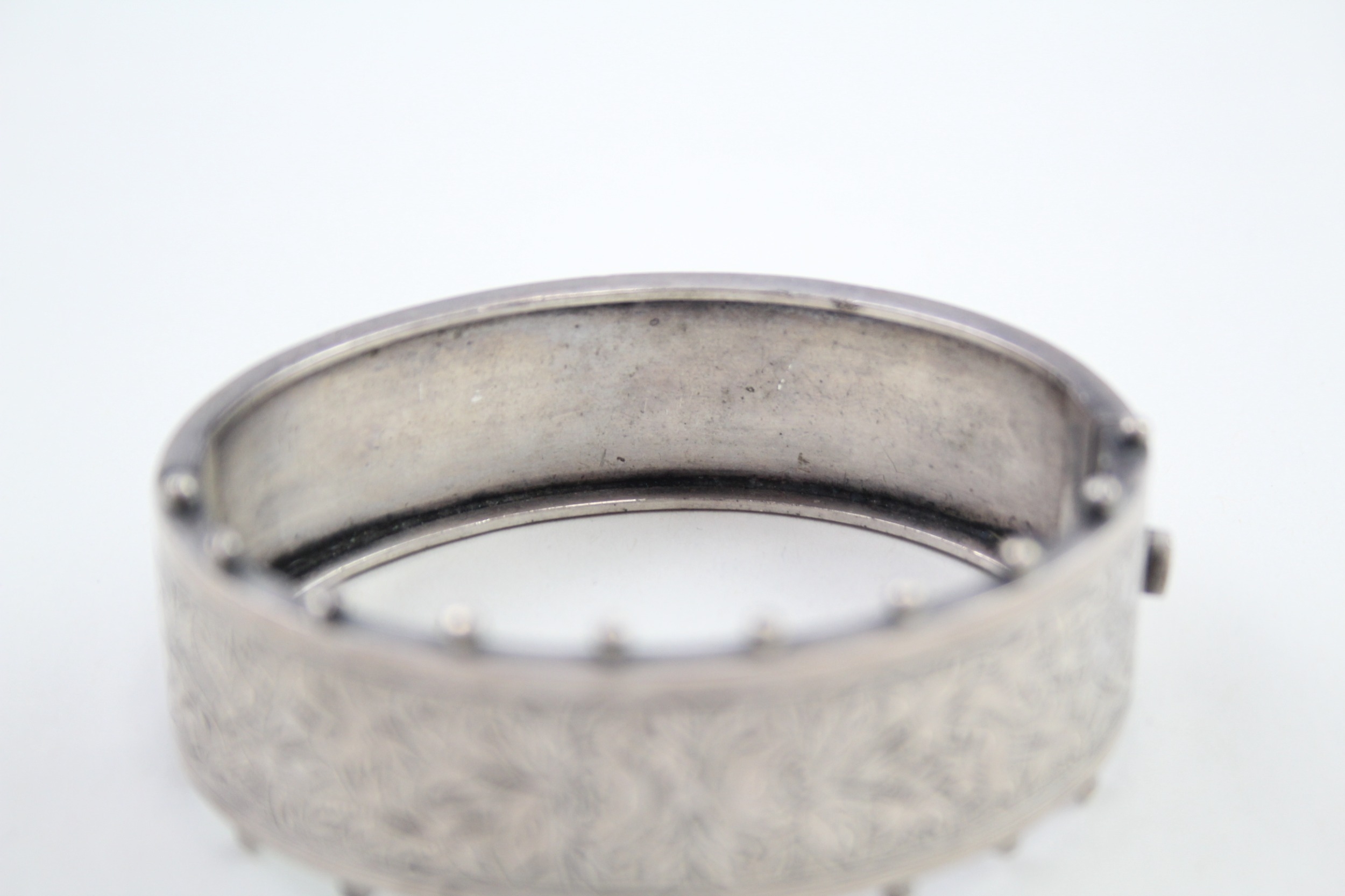 A decorative Victorian silver bangle (26g) - Image 2 of 5