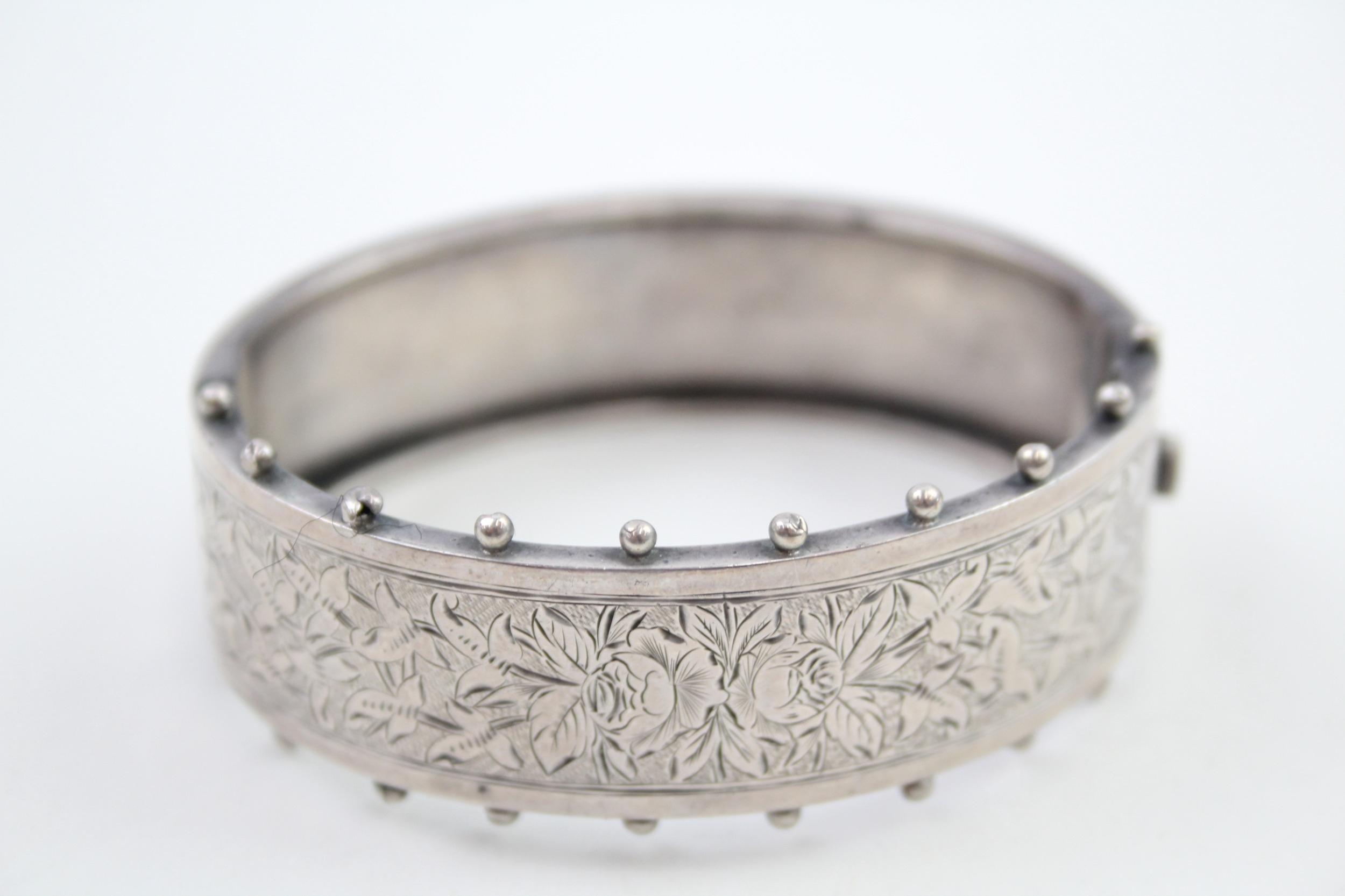A decorative Victorian silver bangle (26g)