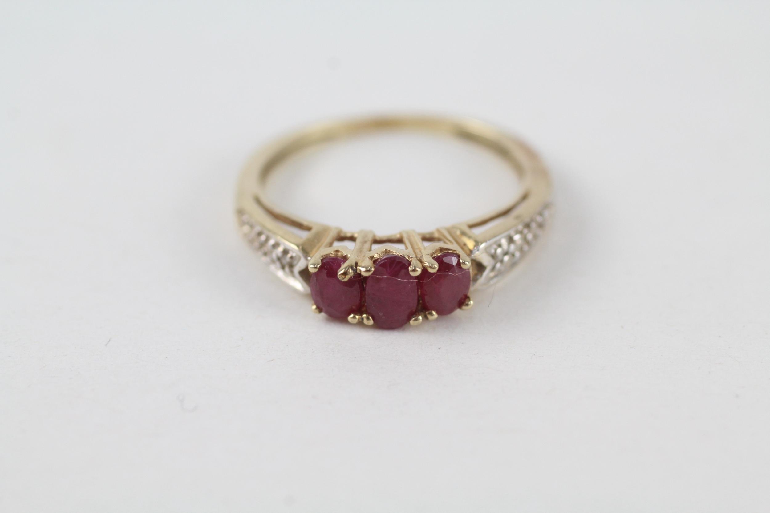 9ct gold oval cut ruby & diamond ring (1.7g)