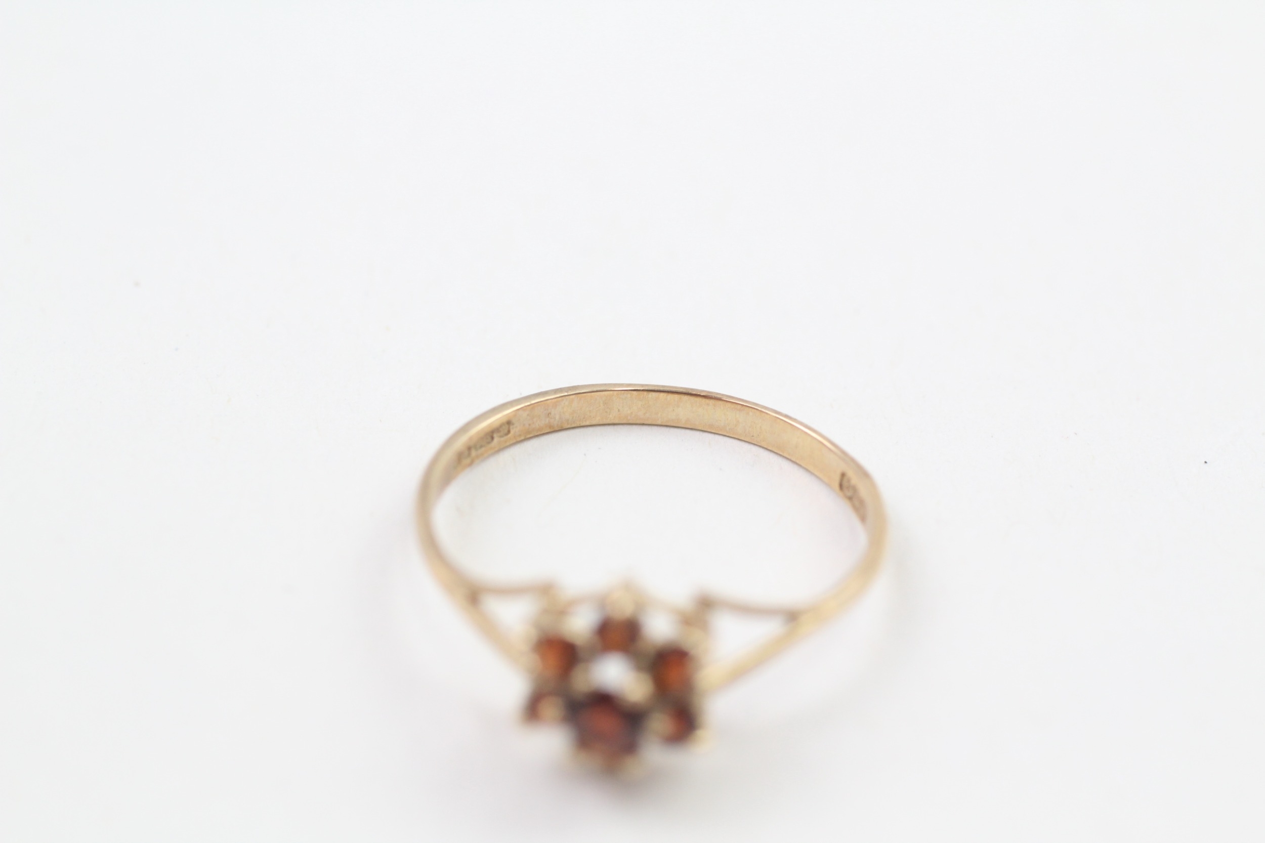 9ct gold vintage garnet cluster ring with split shoulders, Hallmarked Birmingham 1988 (1.1g) - Image 2 of 4