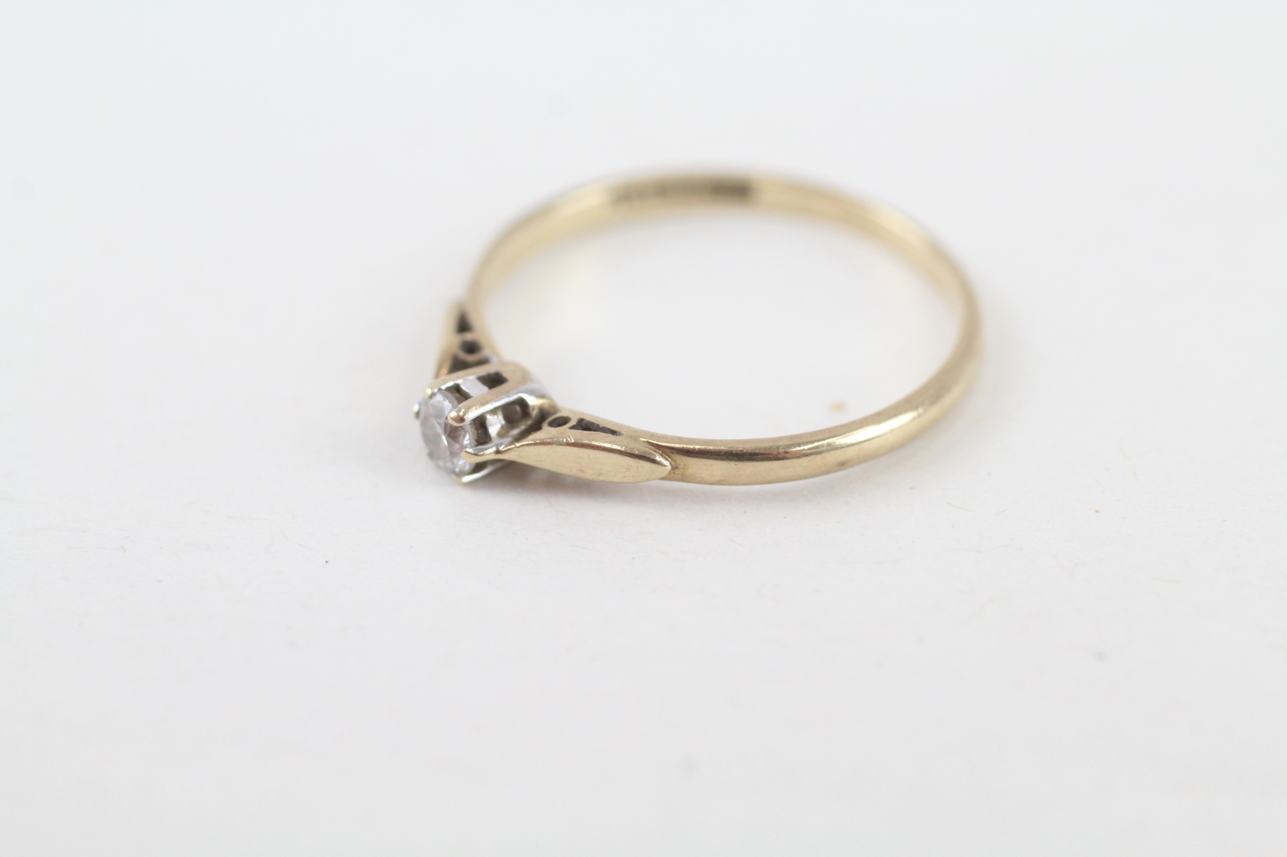 9ct gold vintage round brilliant cut diamond solitaire ring (1.1g) - Image 3 of 4