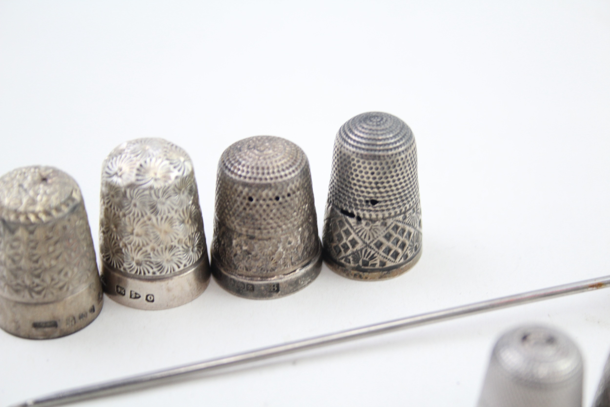 8 x .925 sterling thimbles & handled crochet hook - Image 3 of 6