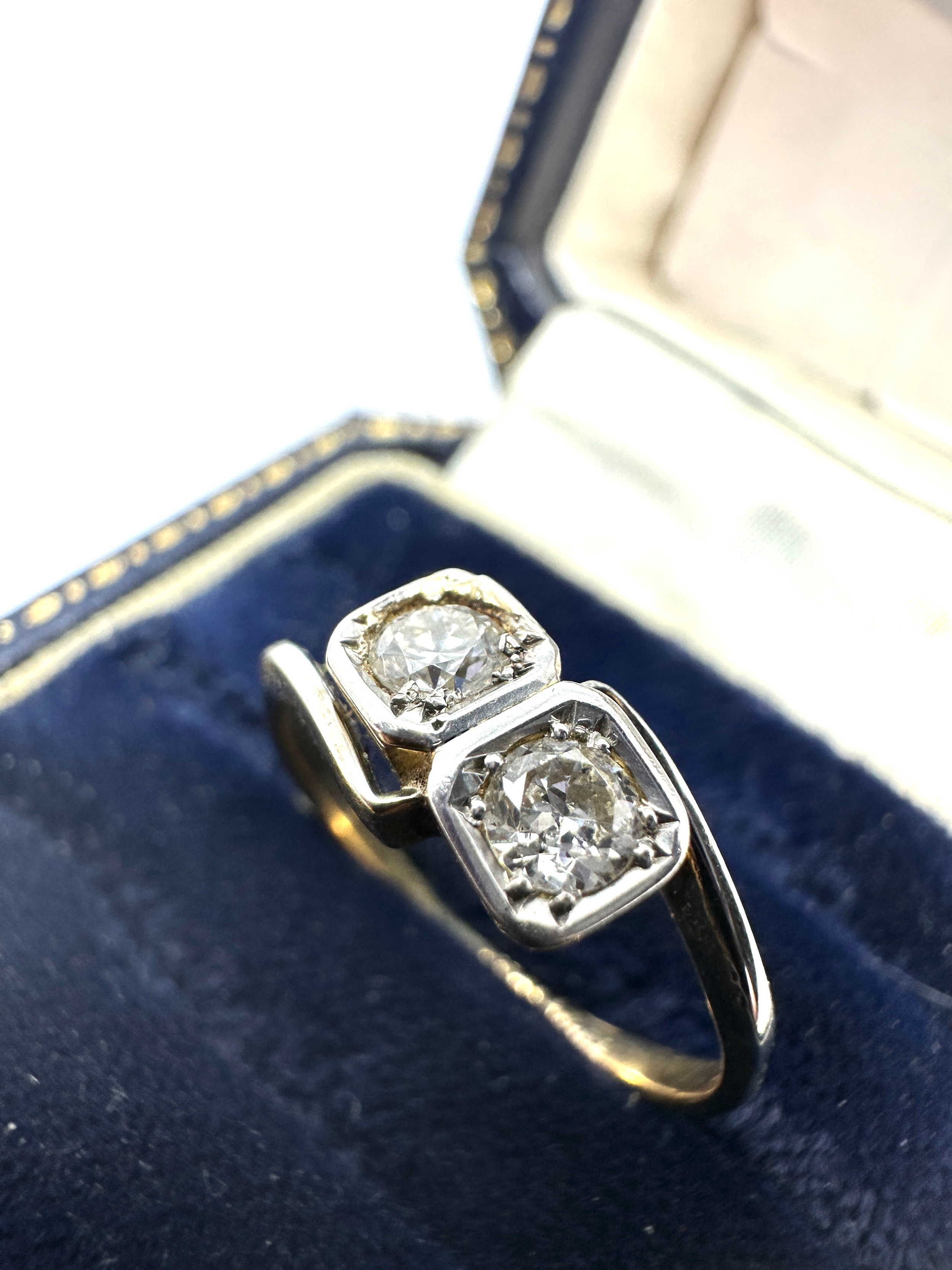 18ct gold diamond ring set with 2 diamonds each measure approx 4mm est 0.40ct weight 2.6g - Image 3 of 4