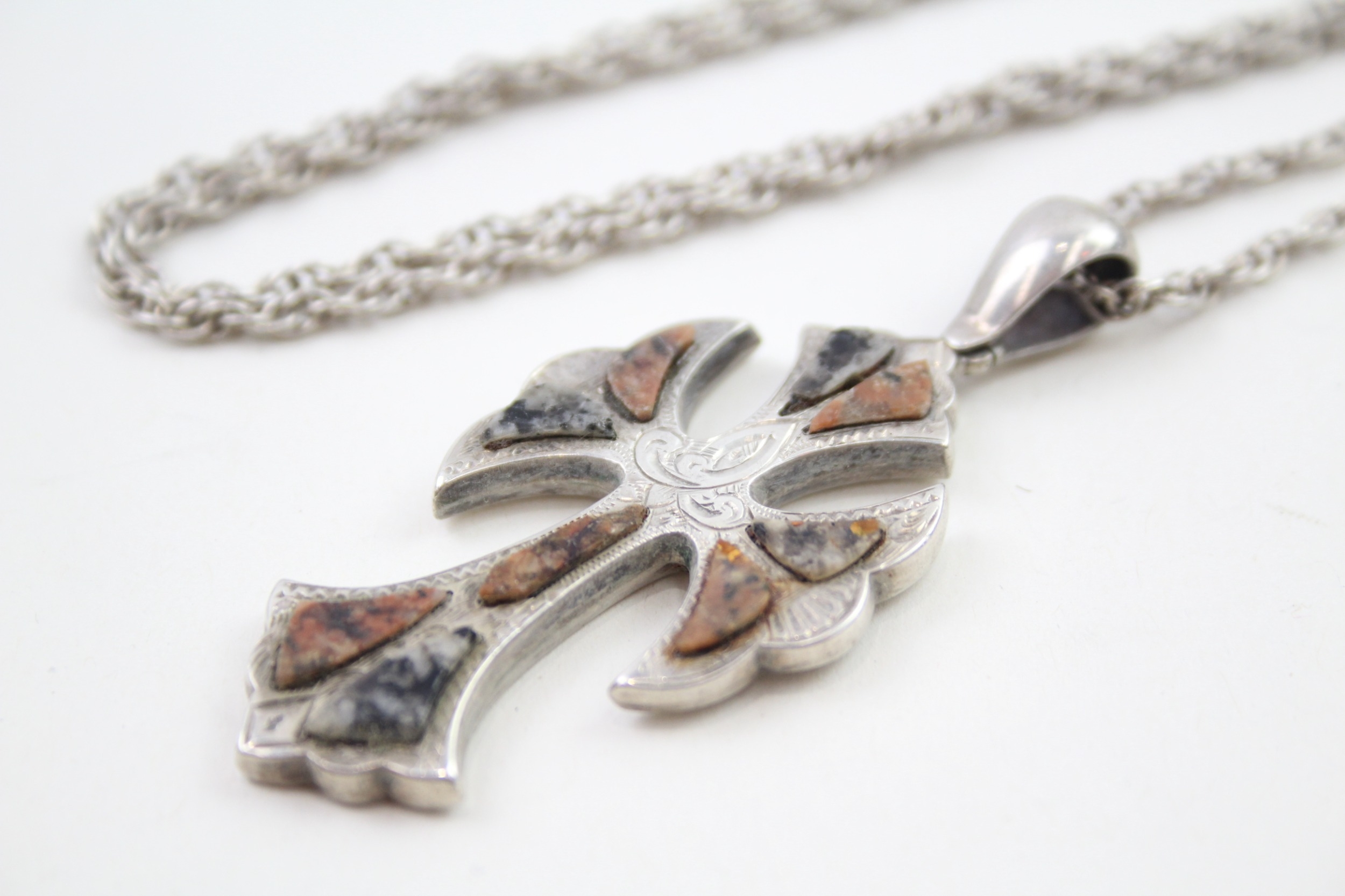 A Victorian silver hardstone inlaid Scottish revival cross pendant and an enamel brooch (25g) - Image 2 of 5