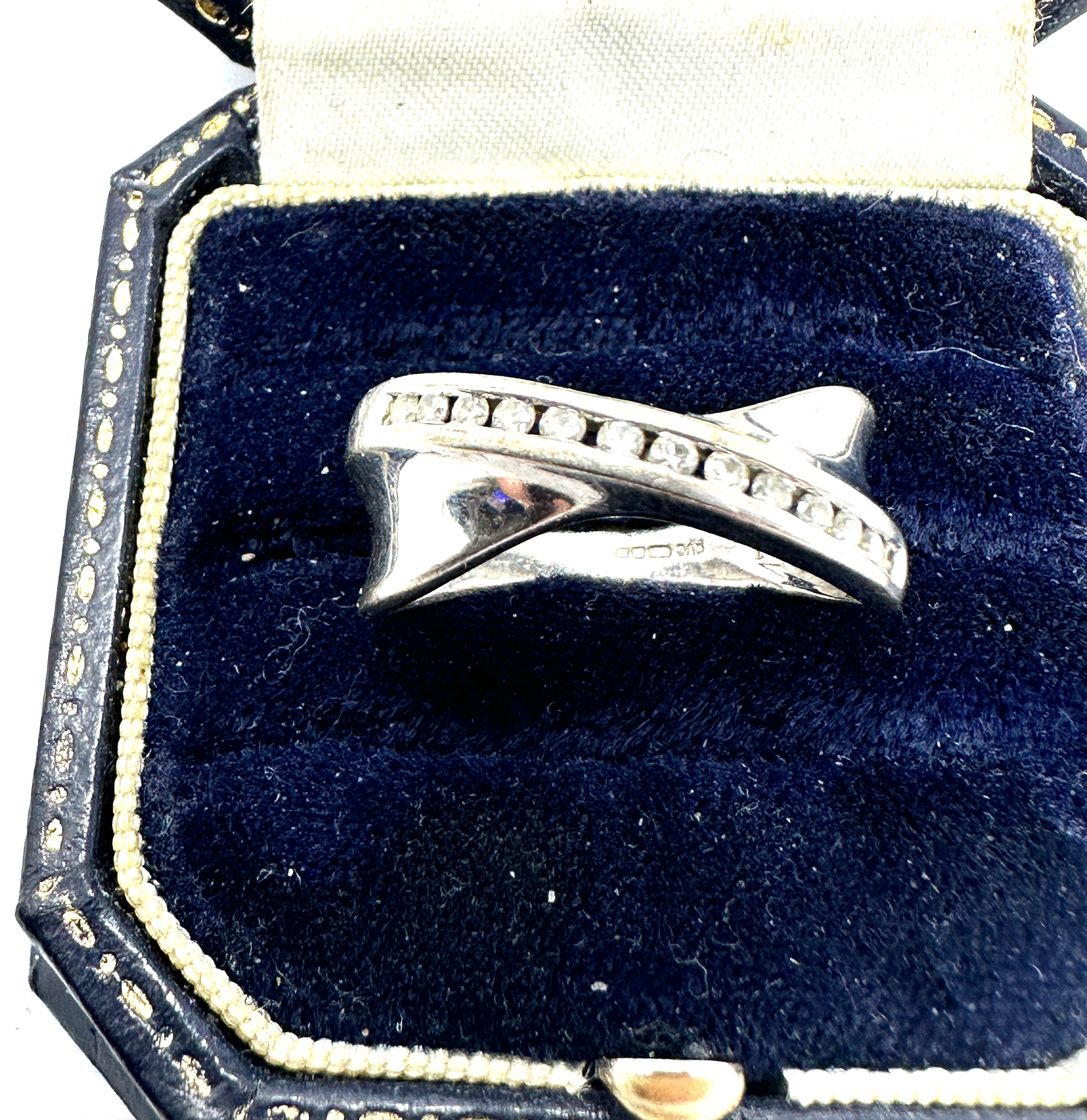 9ct white gold & diamond ring weight 3.2g