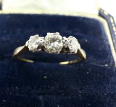 Antique 18ct gold 3 stone diamond ring weight 1.4g