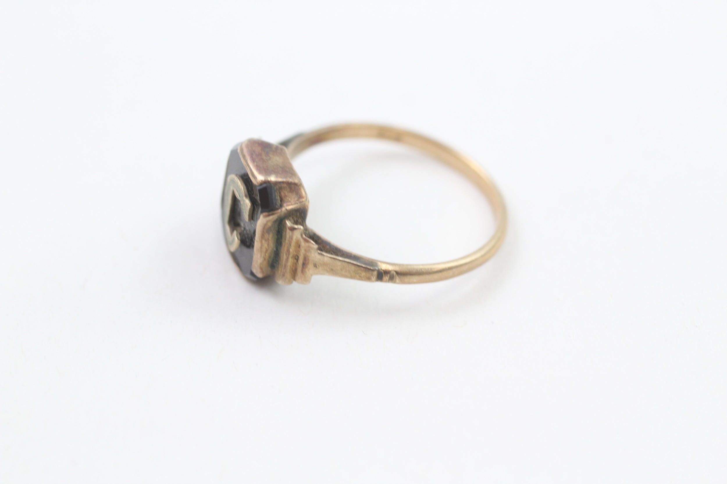 9ct gold vintage black onyx letter 'C' dress ring (2g) - Image 2 of 4