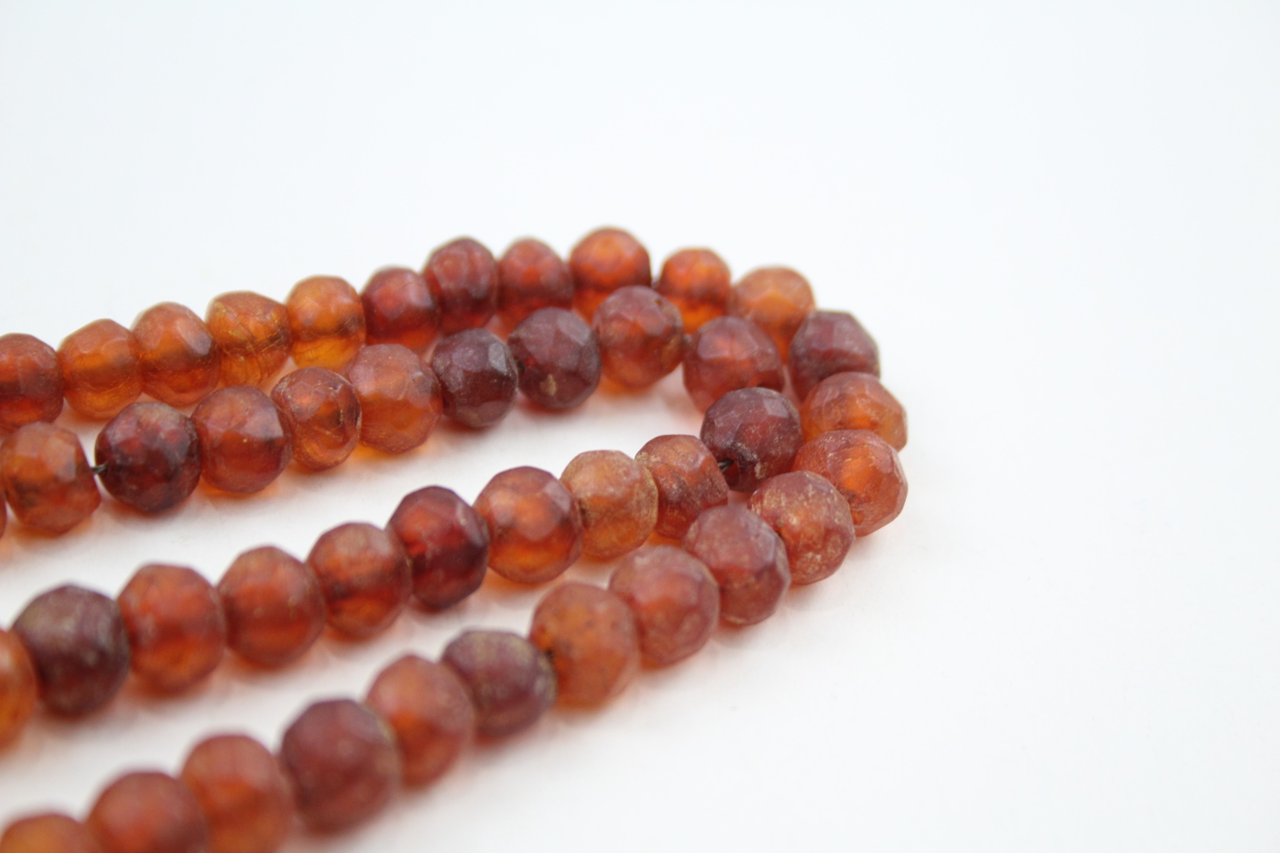 An antique faceted amber bead necklace (16g) - Image 5 of 5