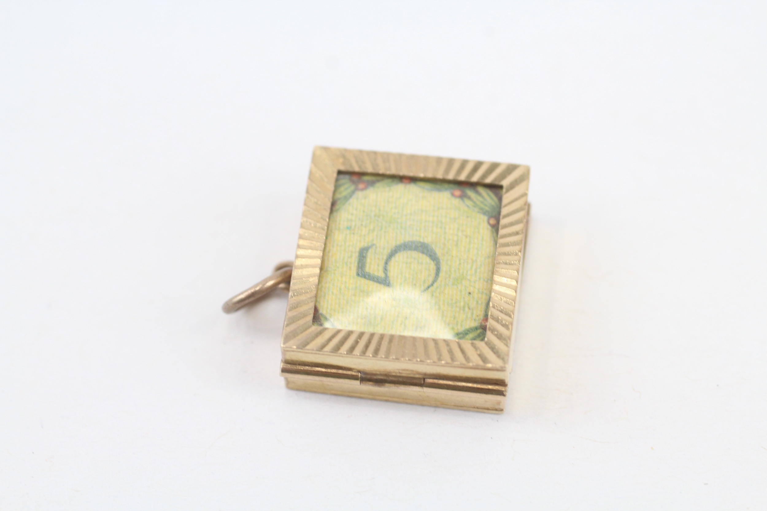 9ct gold vintage folded £5 note charm, Hallmarked London 1969 (3.4g) - Image 2 of 4