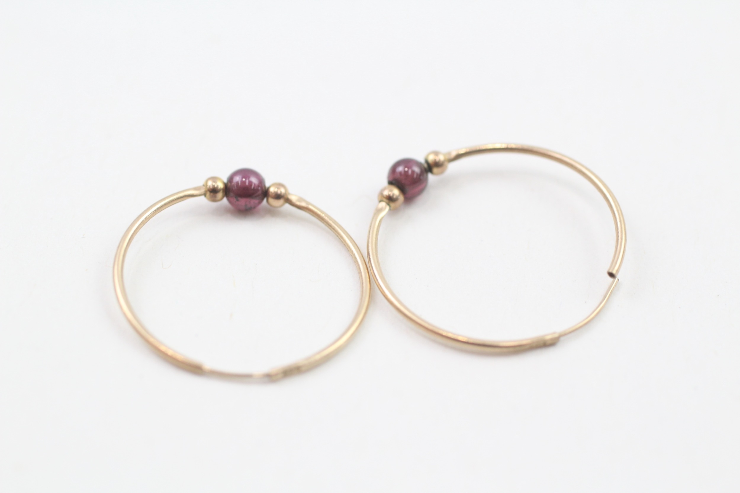 9ct gold garnet single bead round full hoop earrings (0.5g) - Image 4 of 4