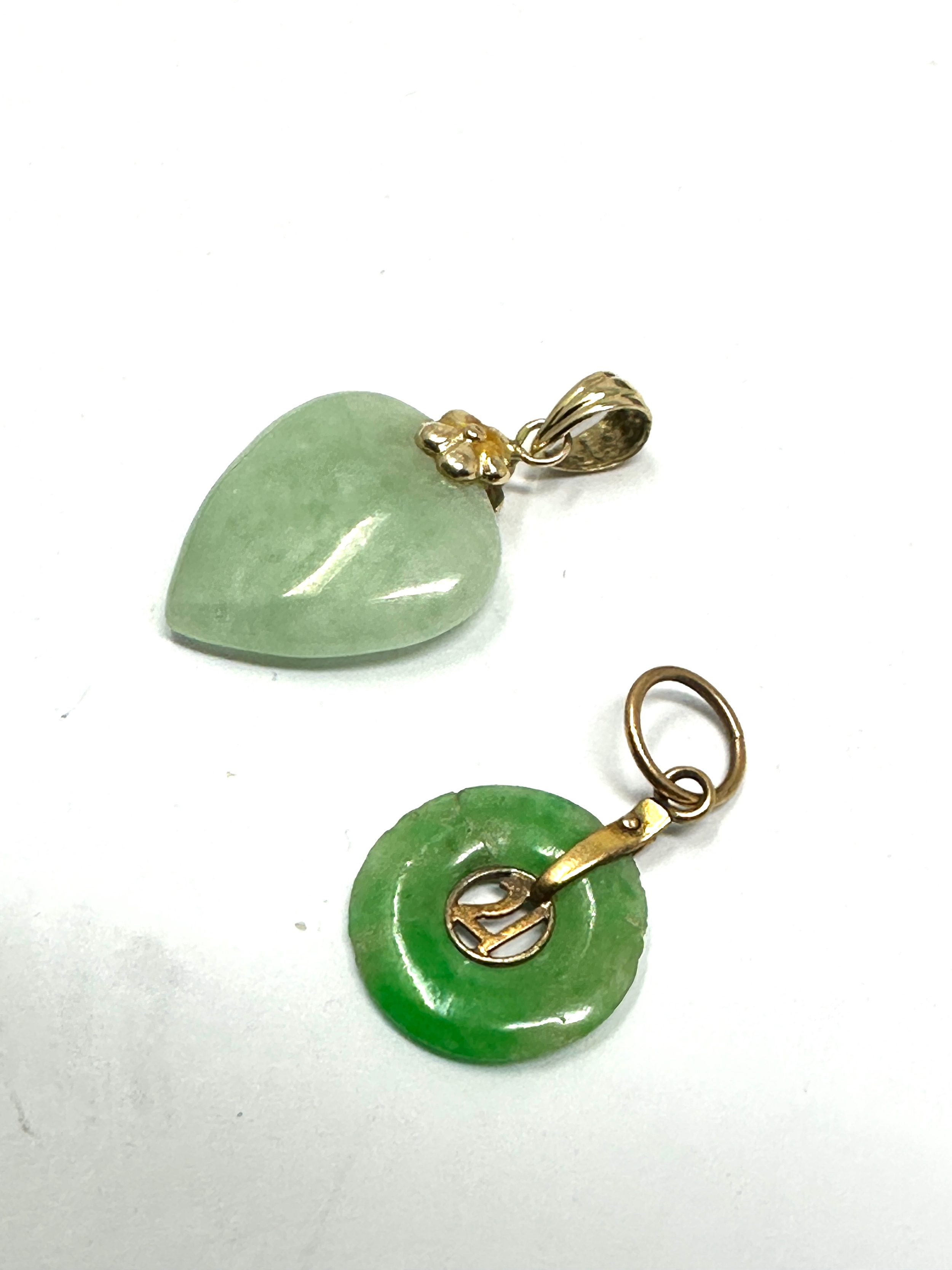 2 small 14ct gold jade pendants weight 2.5g