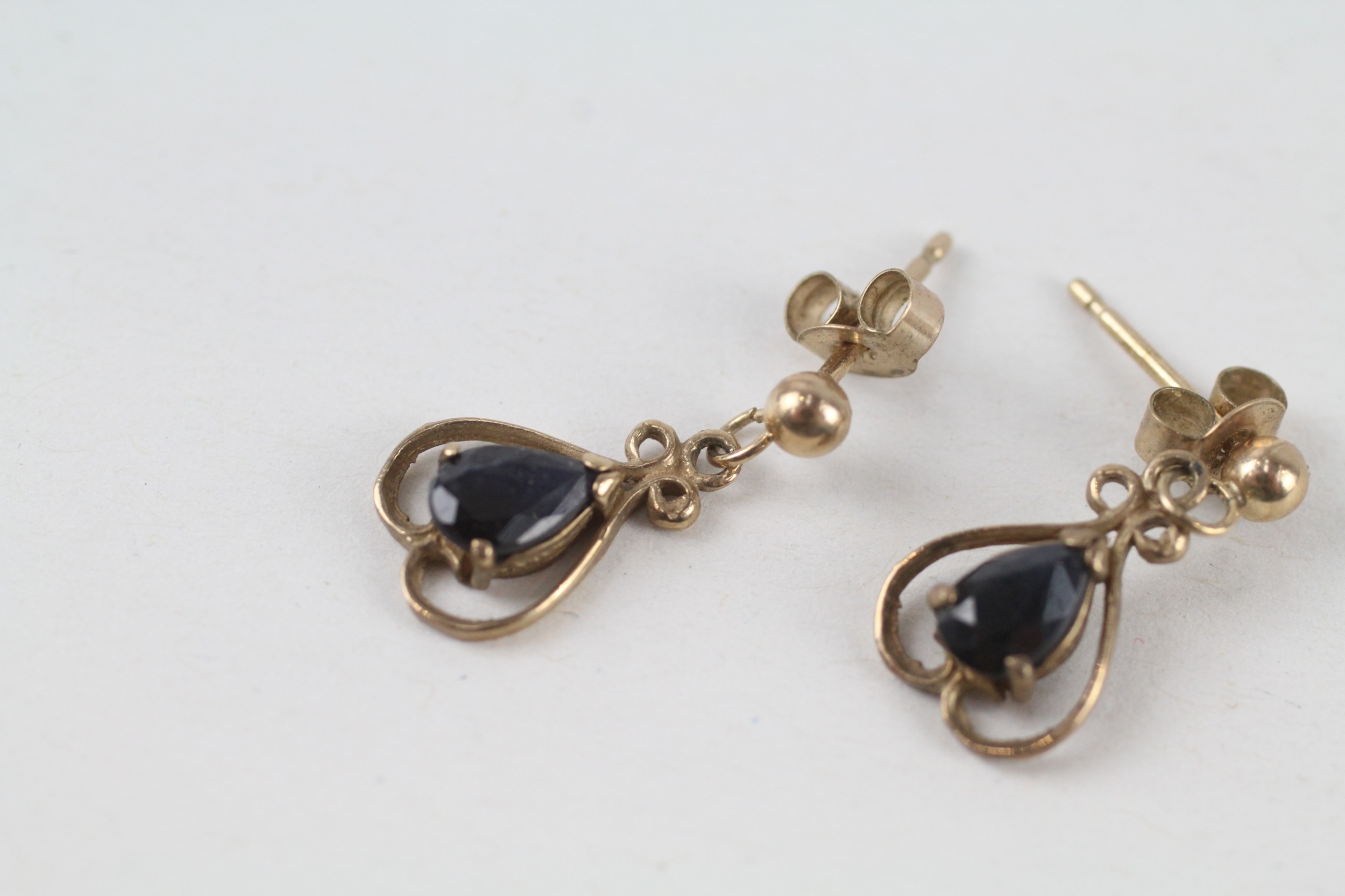 9ct gold pear cut sapphire drop earrings (1.3g) - Image 3 of 4