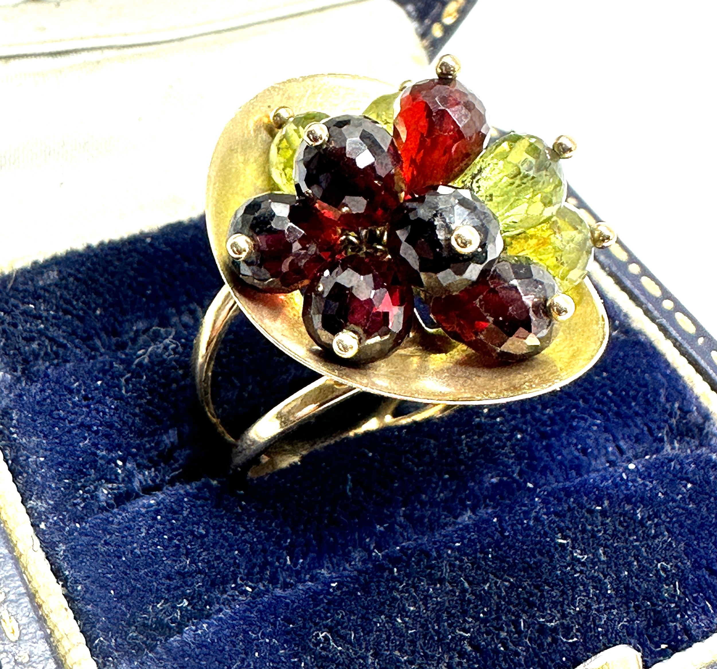 14ct gold peridot & garnet ring weight 6.5g