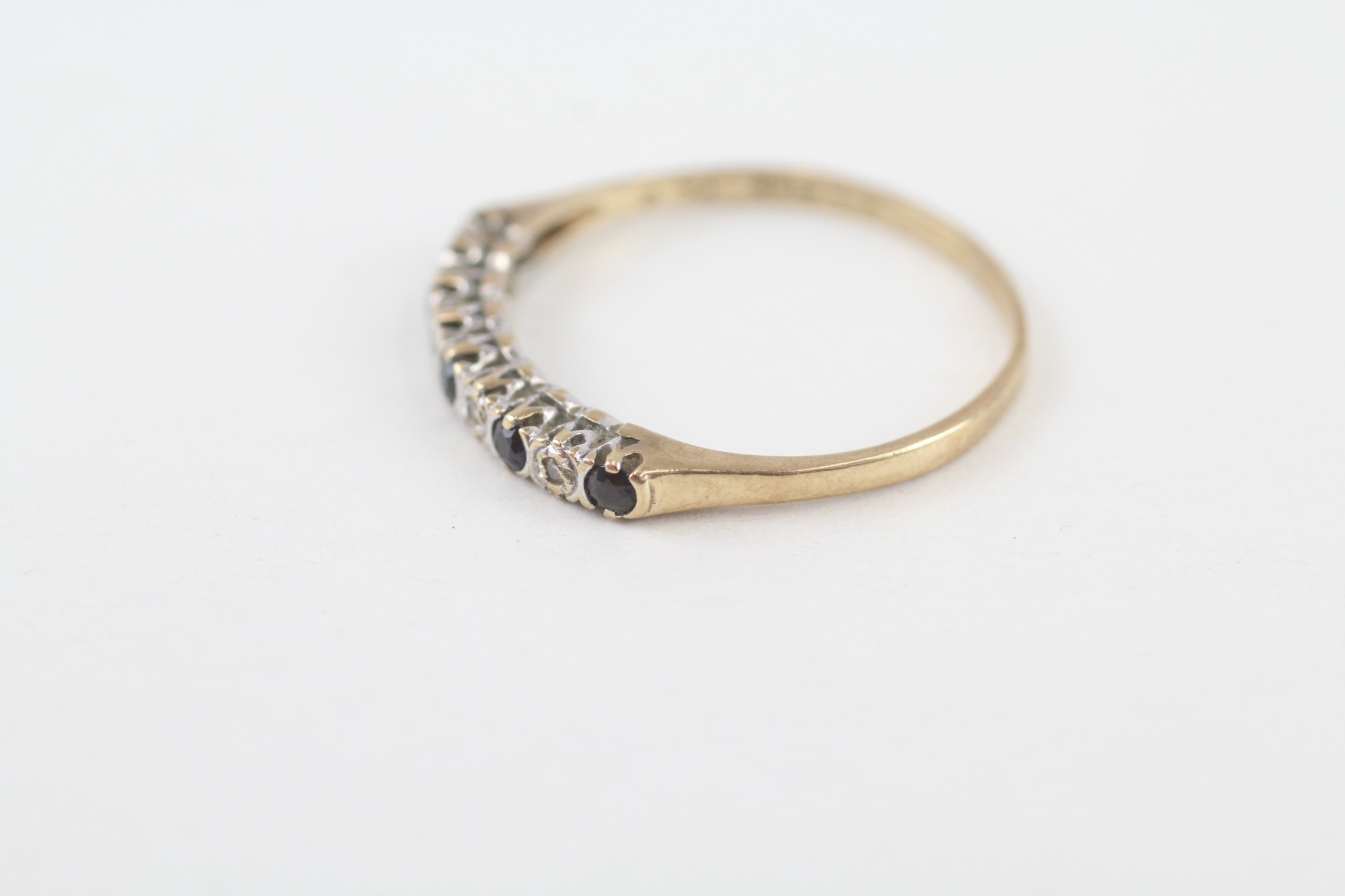 9ct gold vintage sapphire & diamond half eternity ring (1.4g) - Image 3 of 4