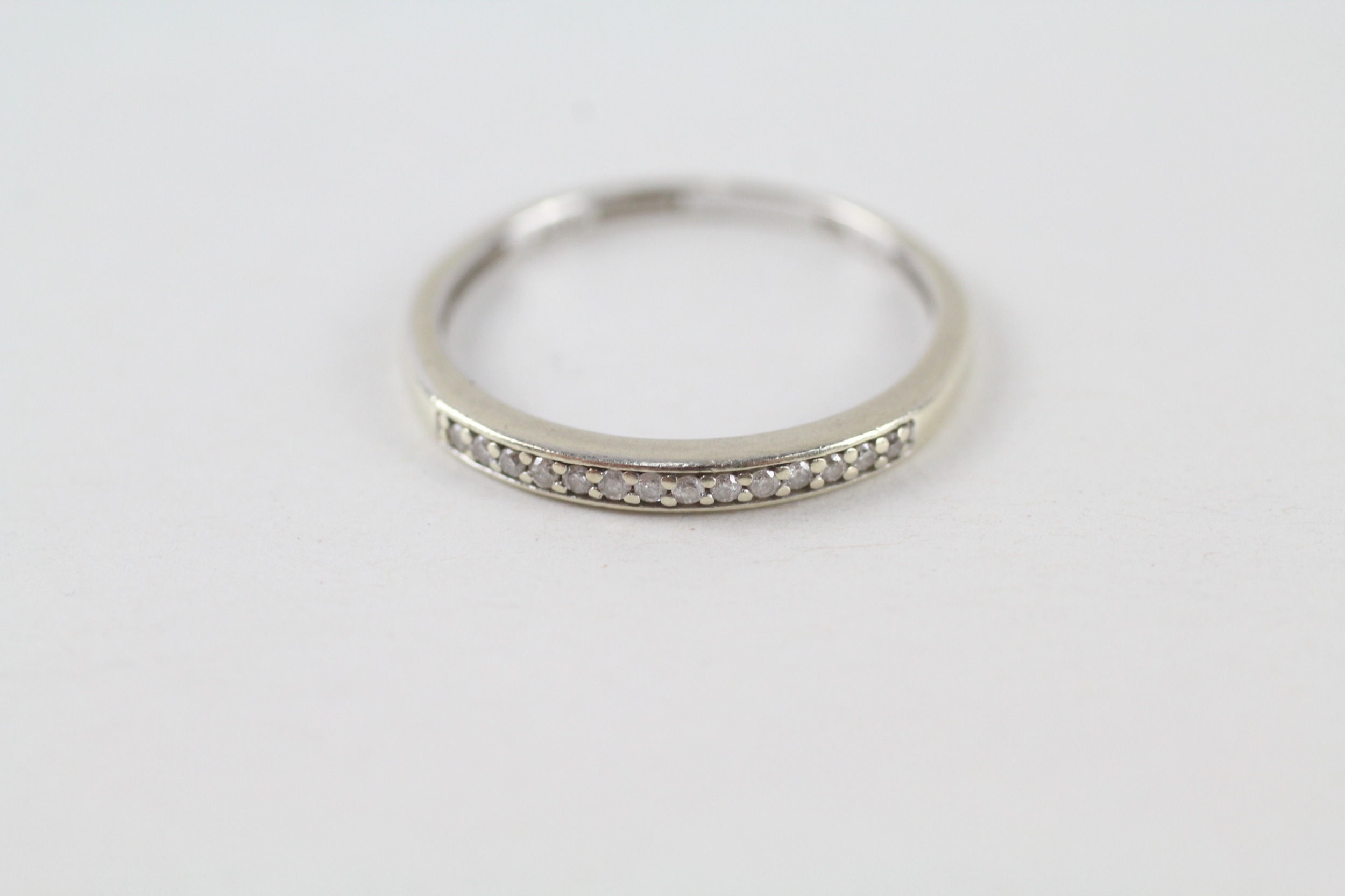 9ct gold diamond half eternity ring (1.3g)