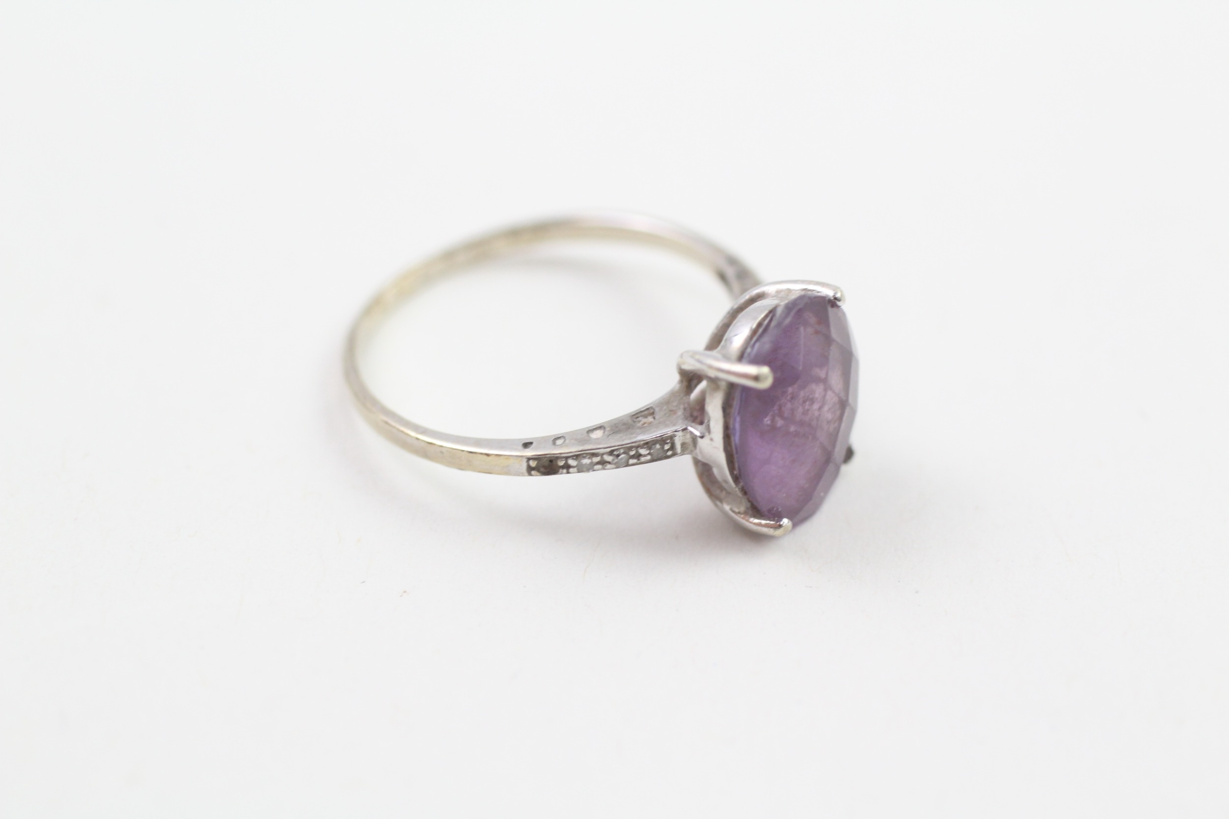 9ct white gold faceted amethyst & diamond shoulders dress ring (2.1g) - Image 4 of 5