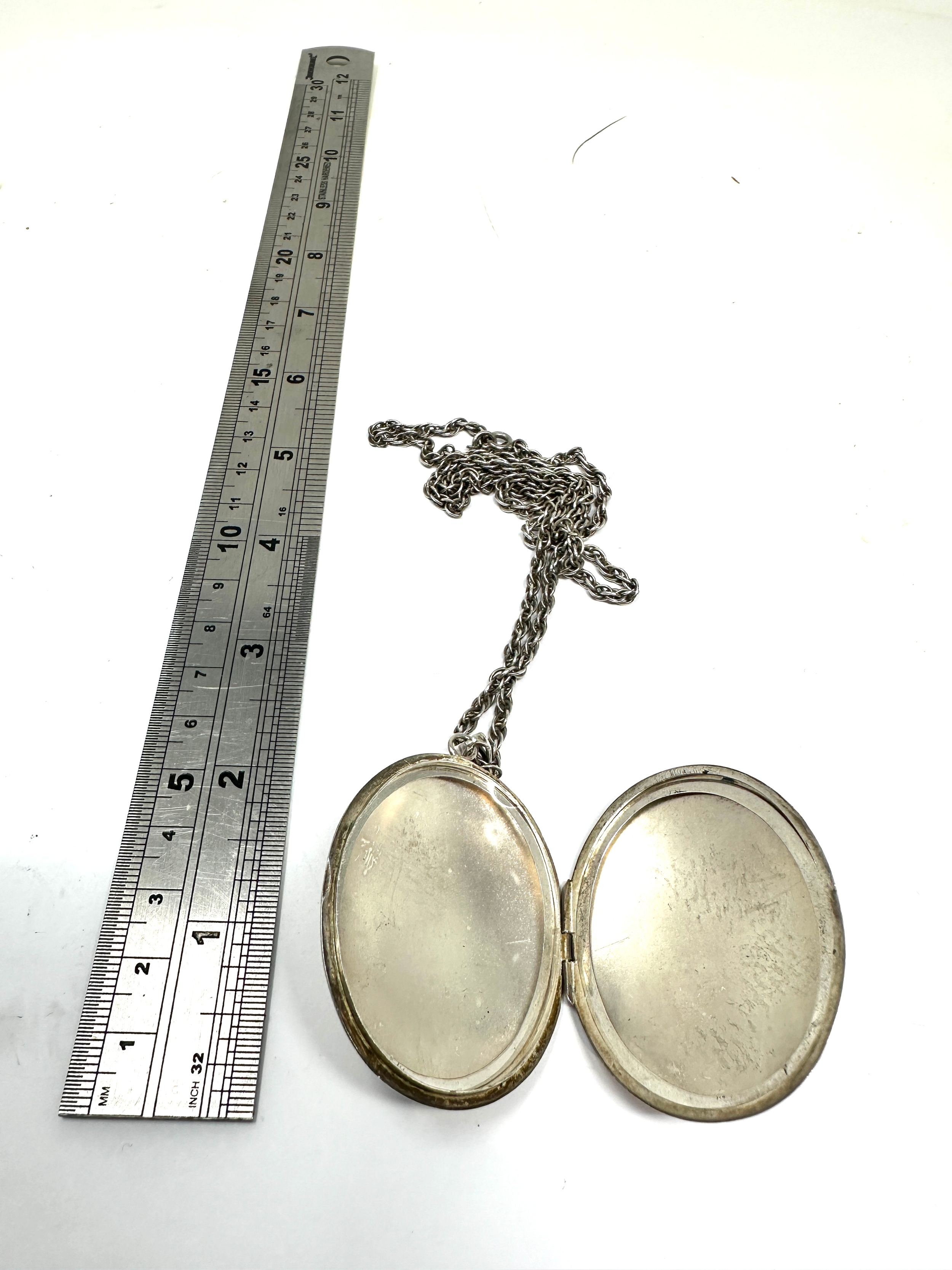 Large vintage silver locket and chain weight 31g - Image 2 of 2