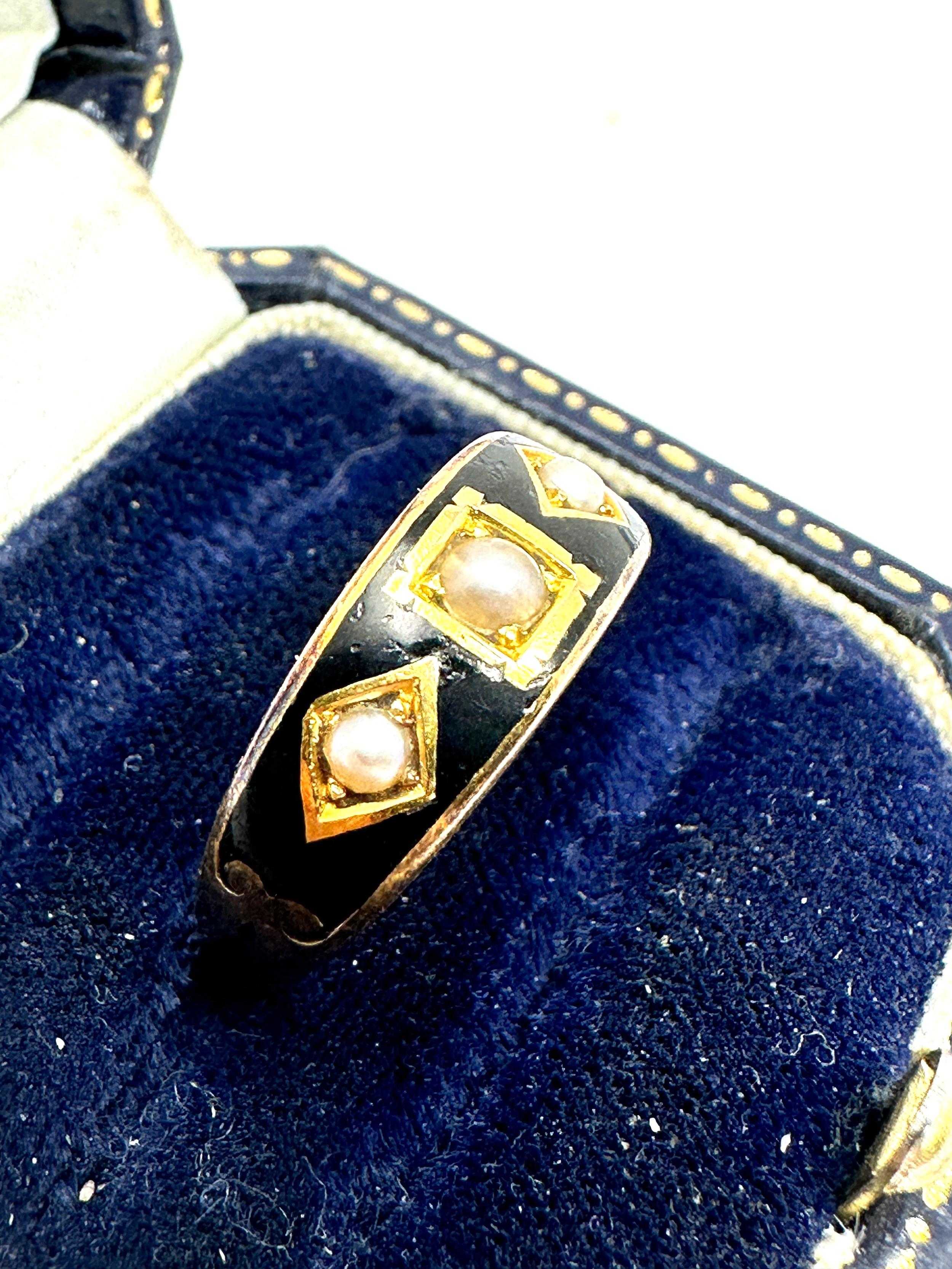 Antique 15ct gold black enamel & seed-pearl mourning ring weight 3.1g - Image 2 of 4