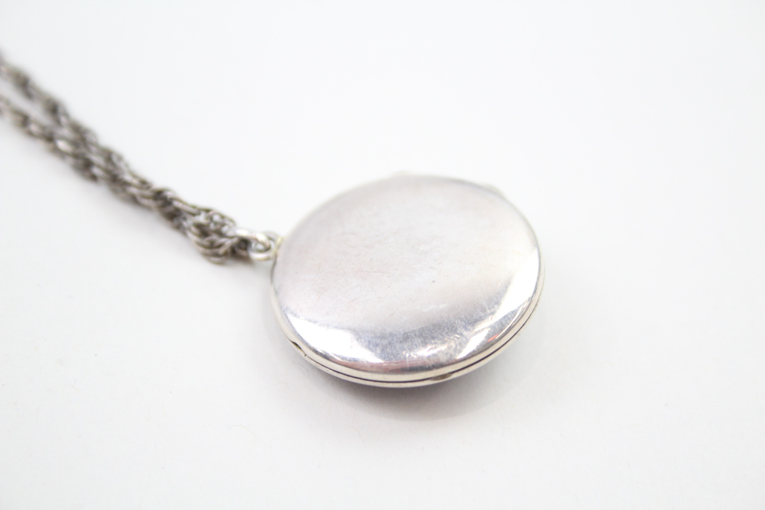 An edwardian silver enamel and seed pearl locket (19g) - Image 3 of 5