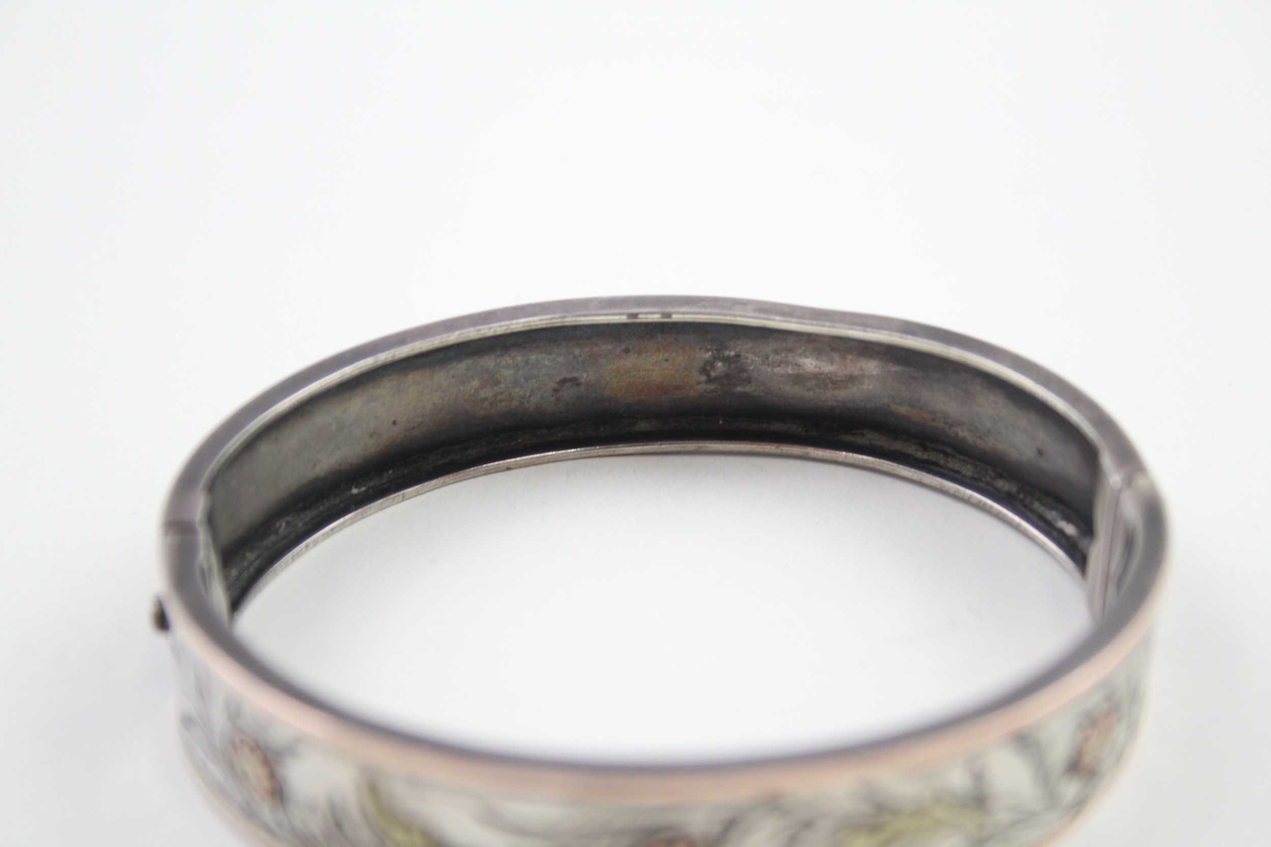 A decorative Victorian silver bangle with gold floral detailing (16g) - Image 2 of 6